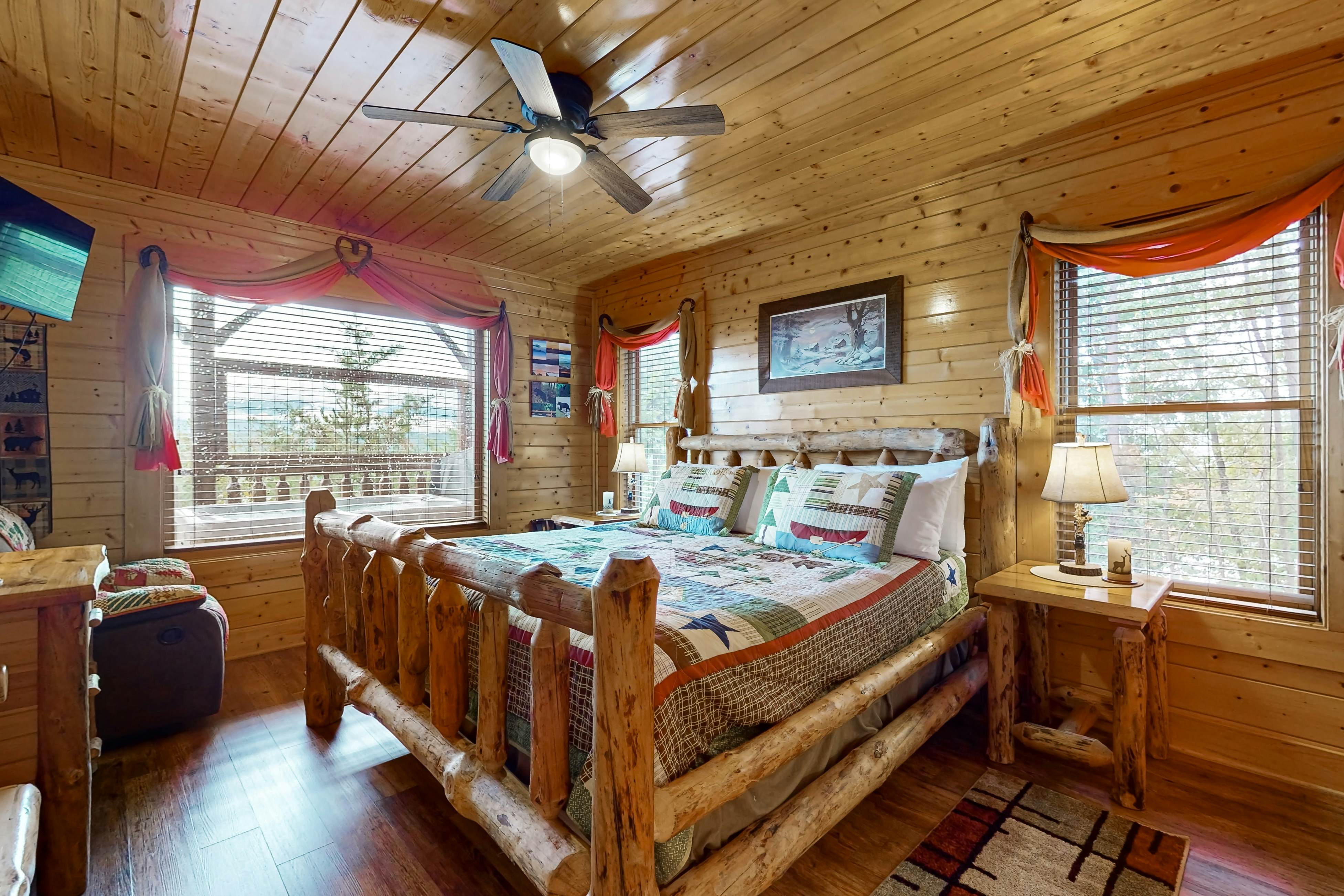 Amazing mountain views Cabin w/ hot tub, & 2 decks + Free Attraction Tickets