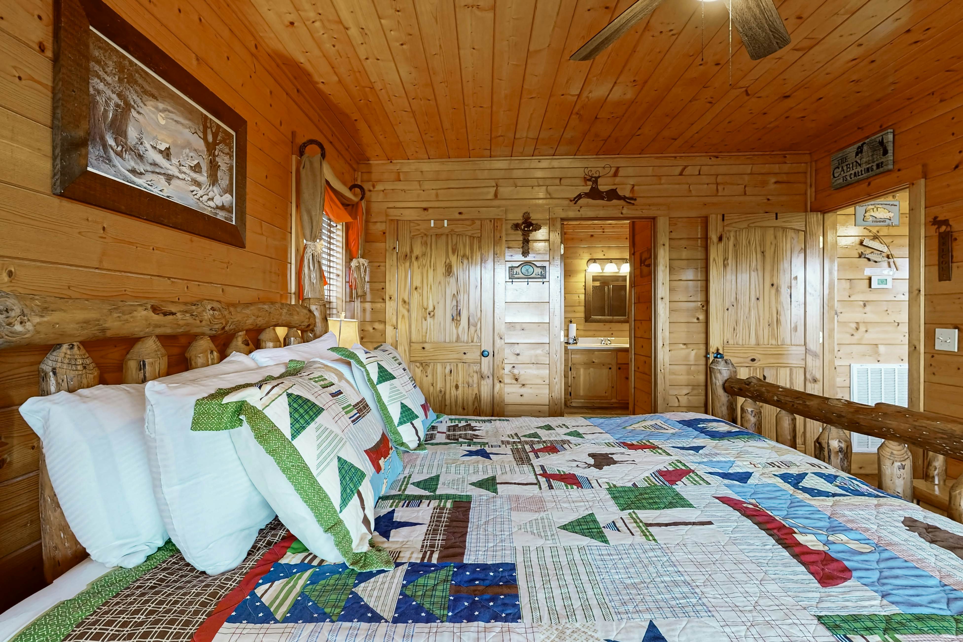 Amazing mountain views Cabin w/ hot tub, & 2 decks + Free Attraction Tickets