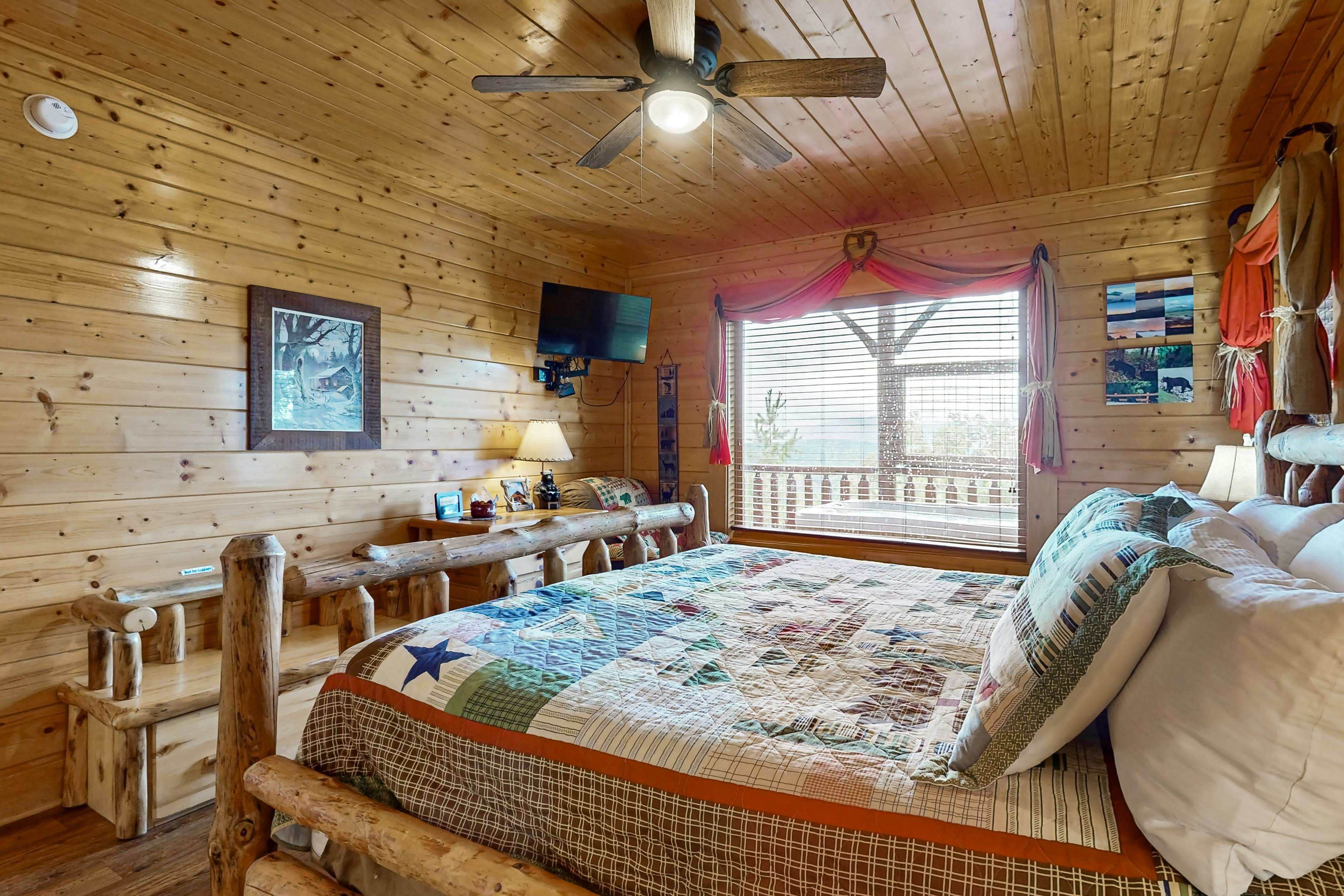 Amazing mountain views Cabin w/ hot tub, & 2 decks + Free Attraction Tickets