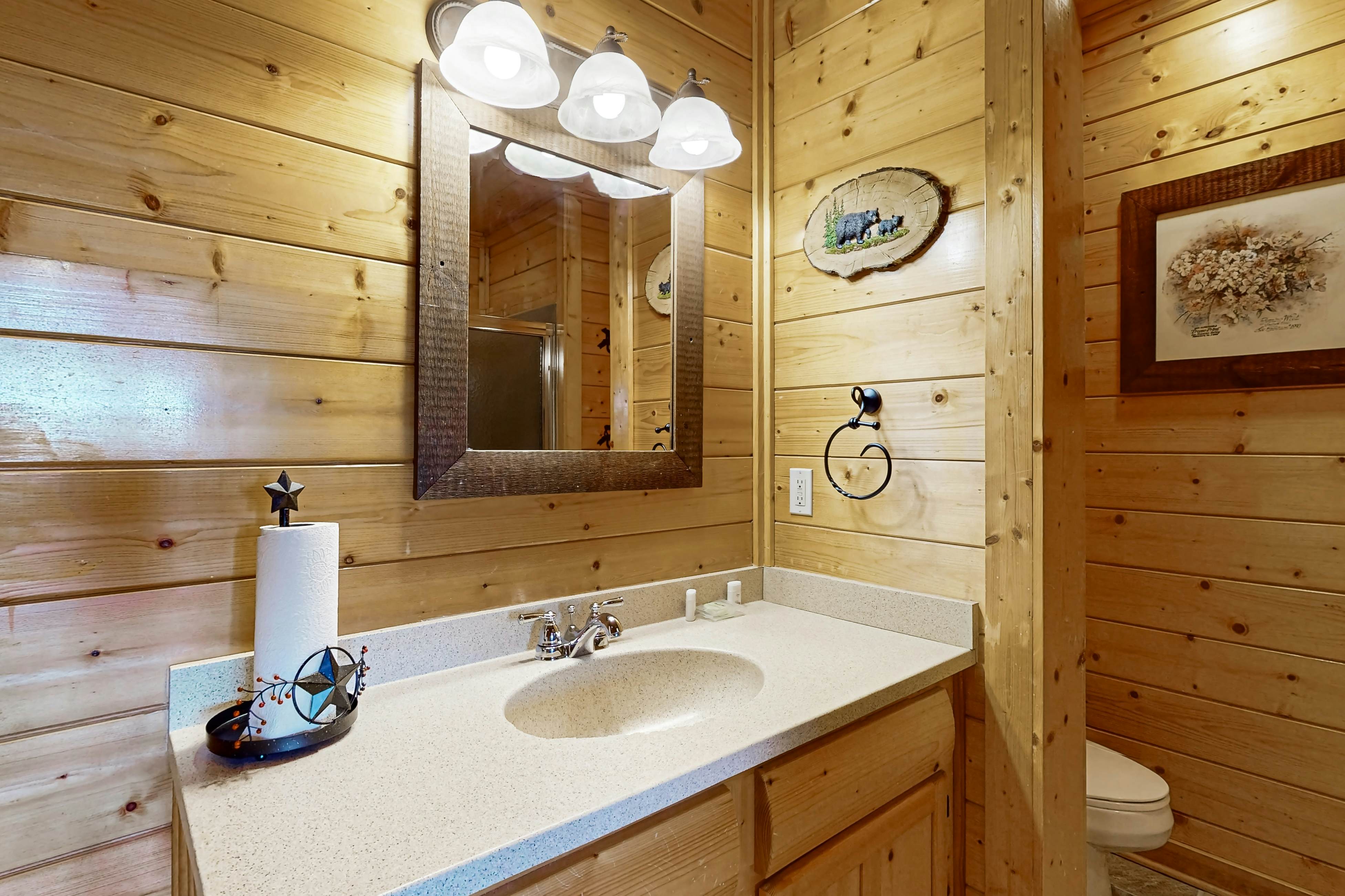 Amazing mountain views Cabin w/ hot tub, & 2 decks + Free Attraction Tickets