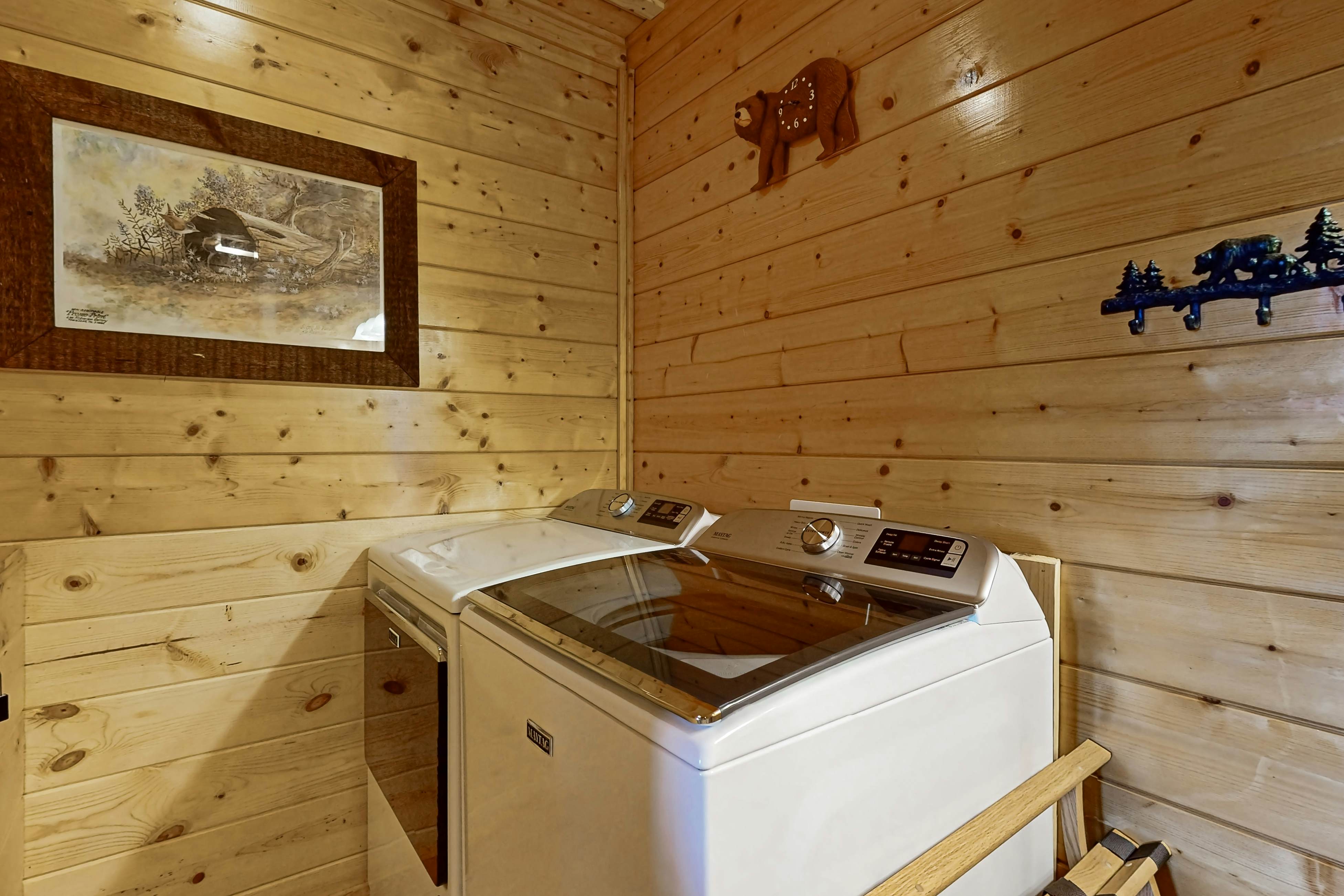 Amazing mountain views Cabin w/ hot tub, & 2 decks + Free Attraction Tickets