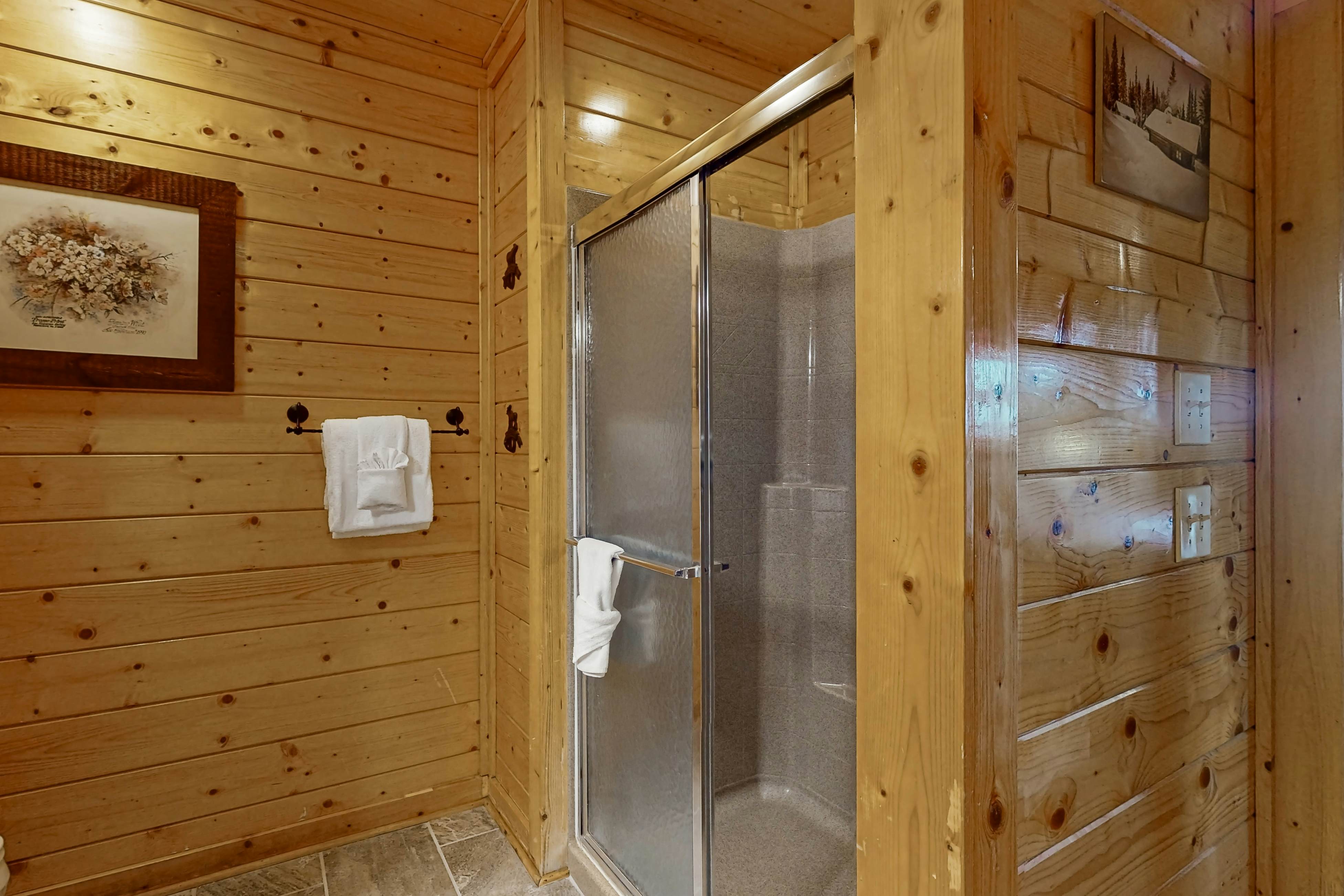 Amazing mountain views Cabin w/ hot tub, & 2 decks + Free Attraction Tickets