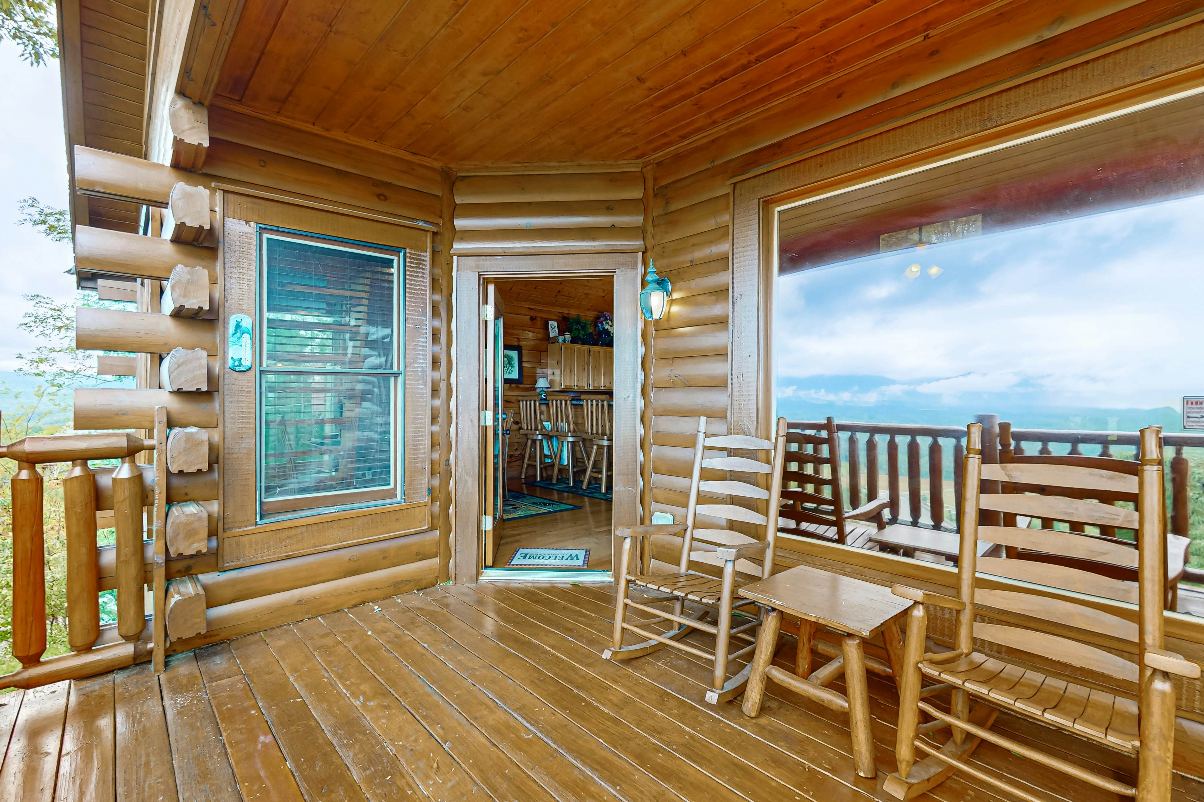 Amazing mountain views Cabin w/ hot tub, & 2 decks + Free Attraction Tickets