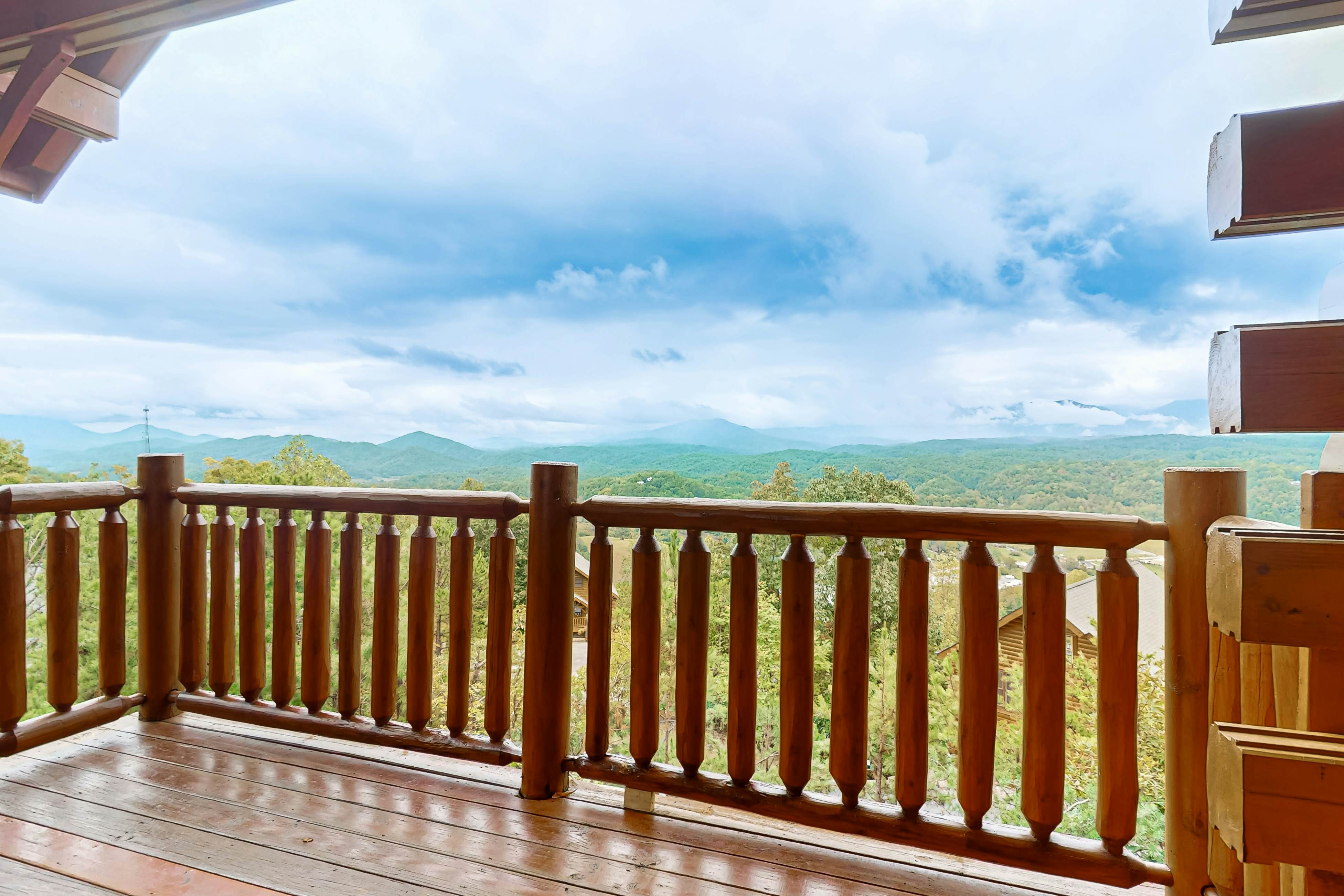 Amazing mountain views Cabin w/ hot tub, & 2 decks + Free Attraction Tickets