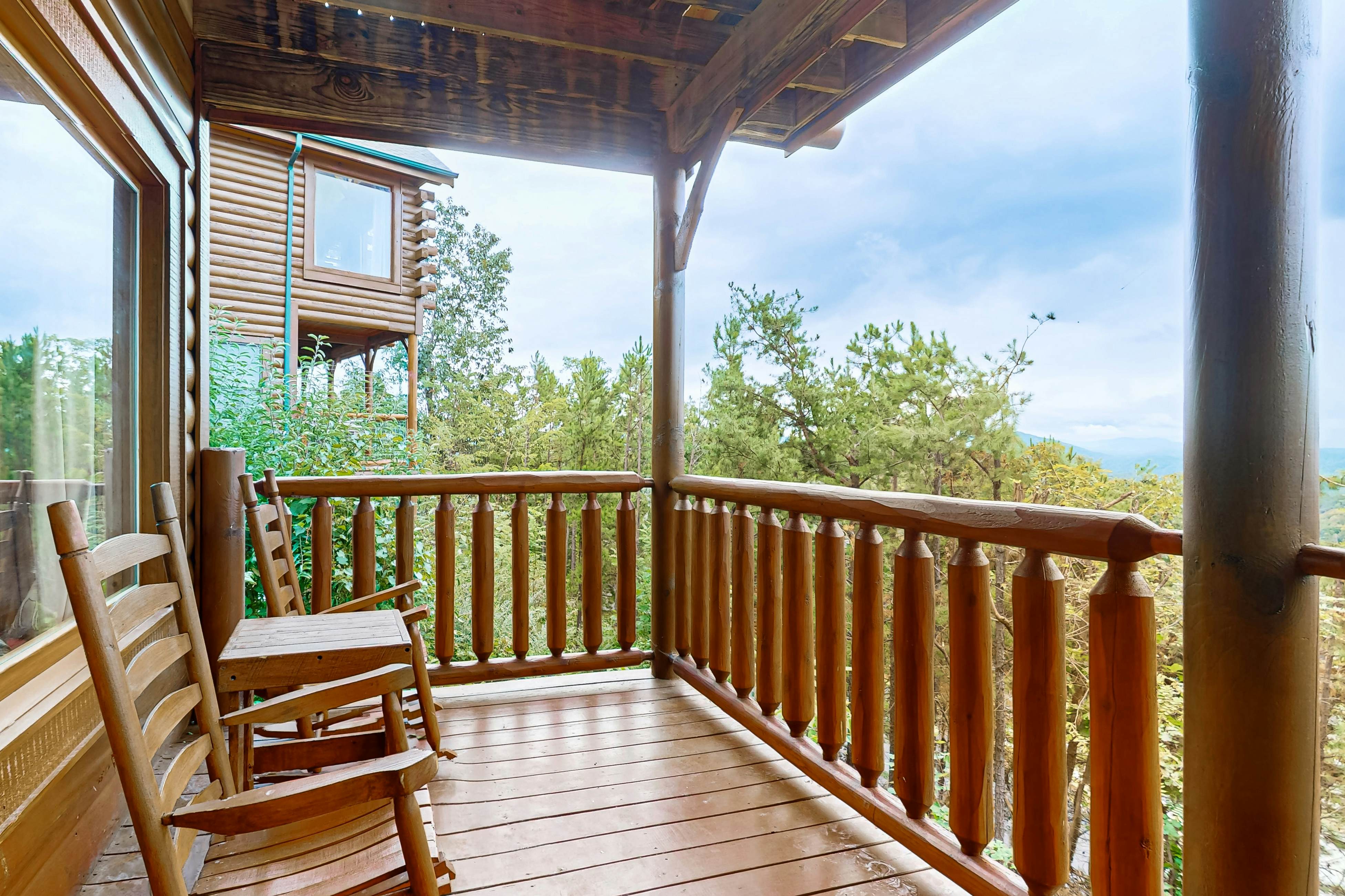Amazing mountain views Cabin w/ hot tub, & 2 decks + Free Attraction Tickets