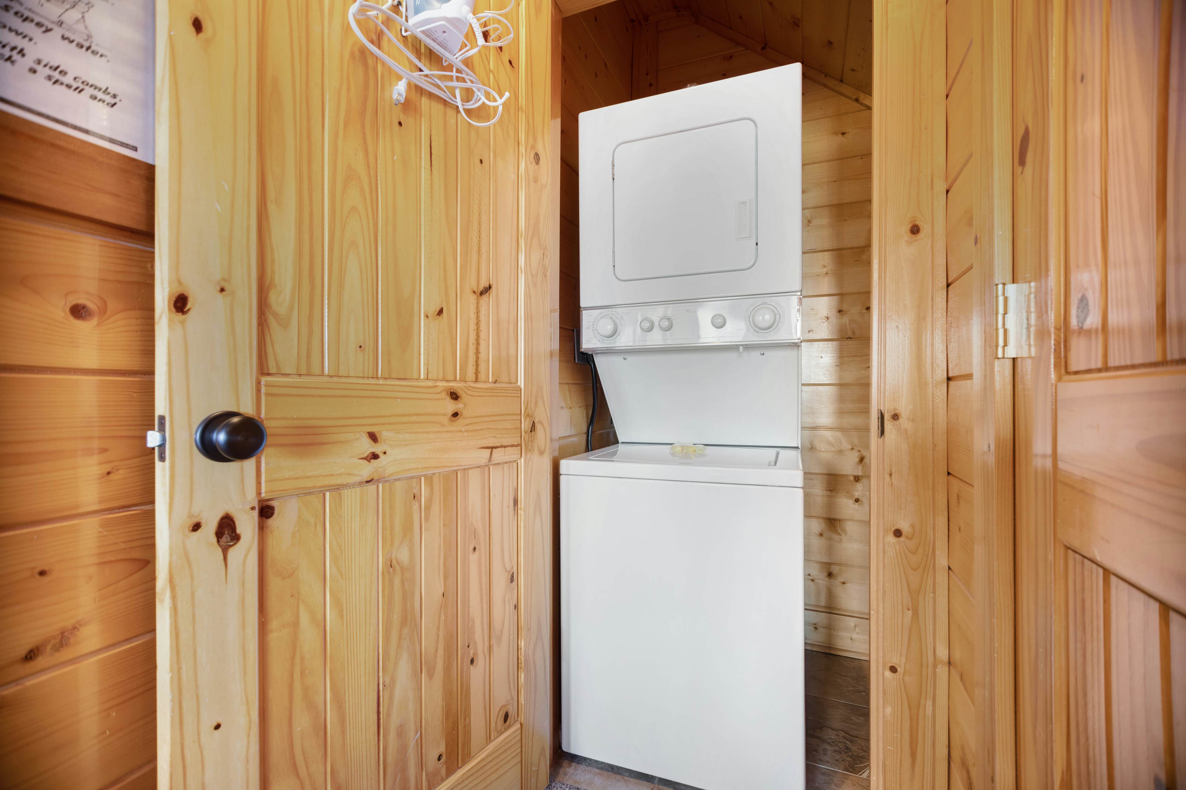 Amazing mountain views Cabin w/ hot tub, & 2 decks + Free Attraction Tickets