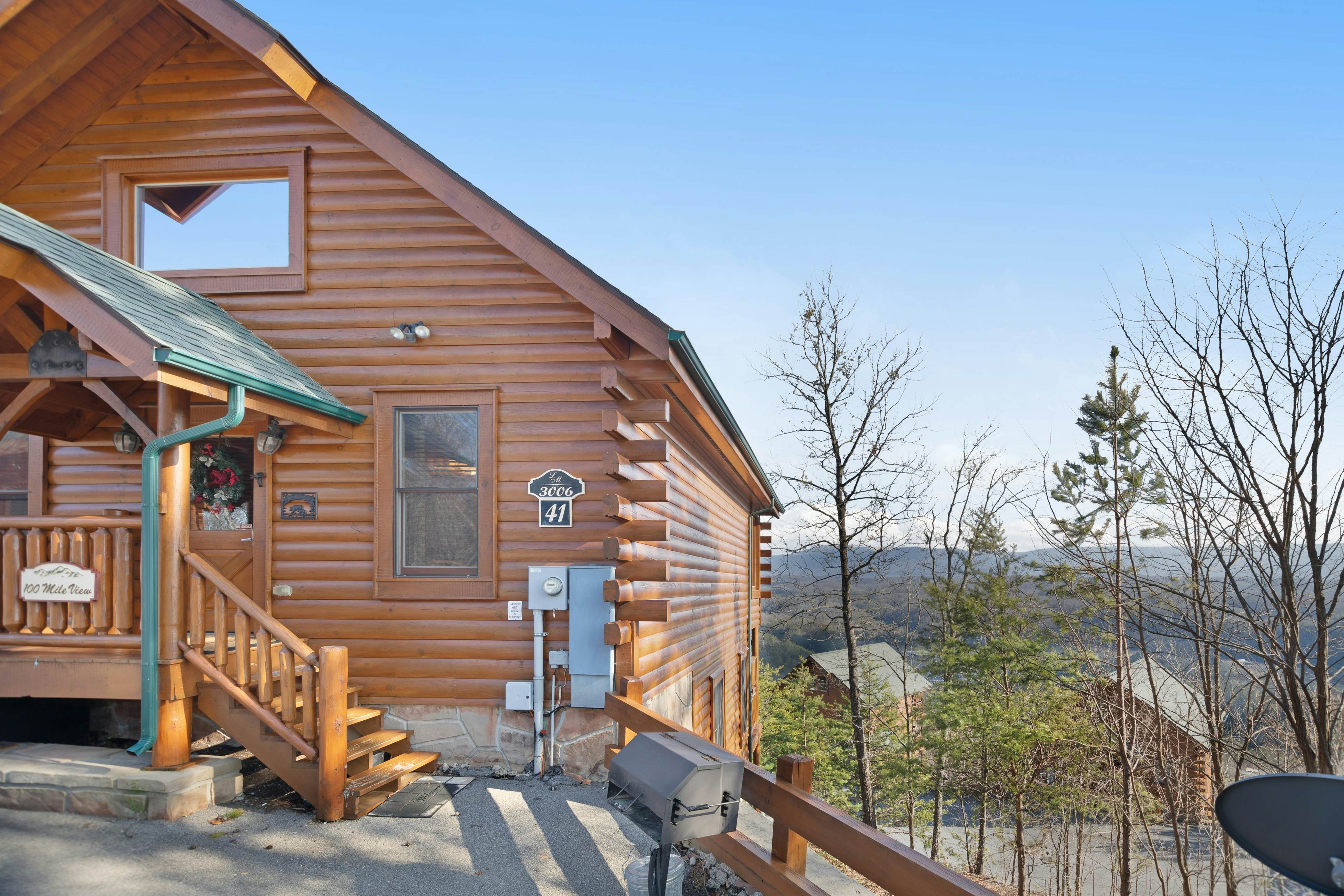 Amazing mountain views Cabin w/ hot tub, & 2 decks + Free Attraction Tickets
