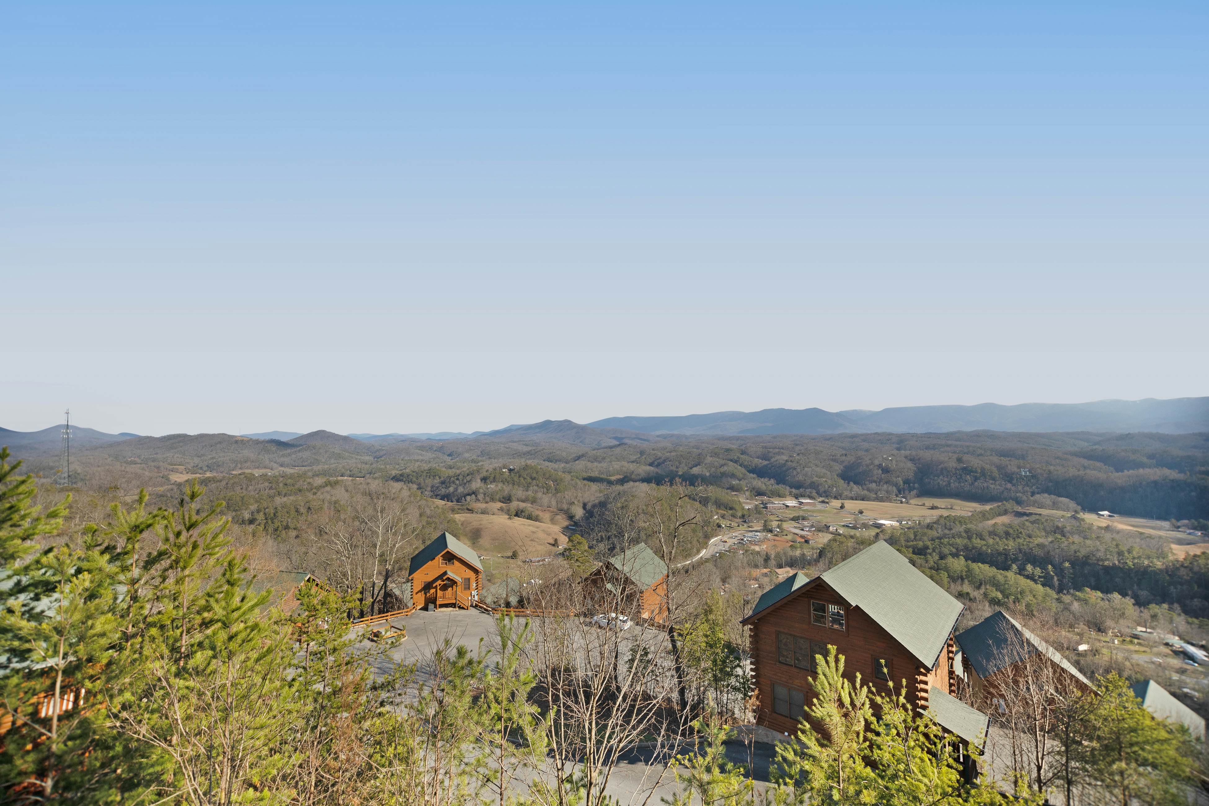 Amazing mountain views Cabin w/ hot tub, & 2 decks + Free Attraction Tickets