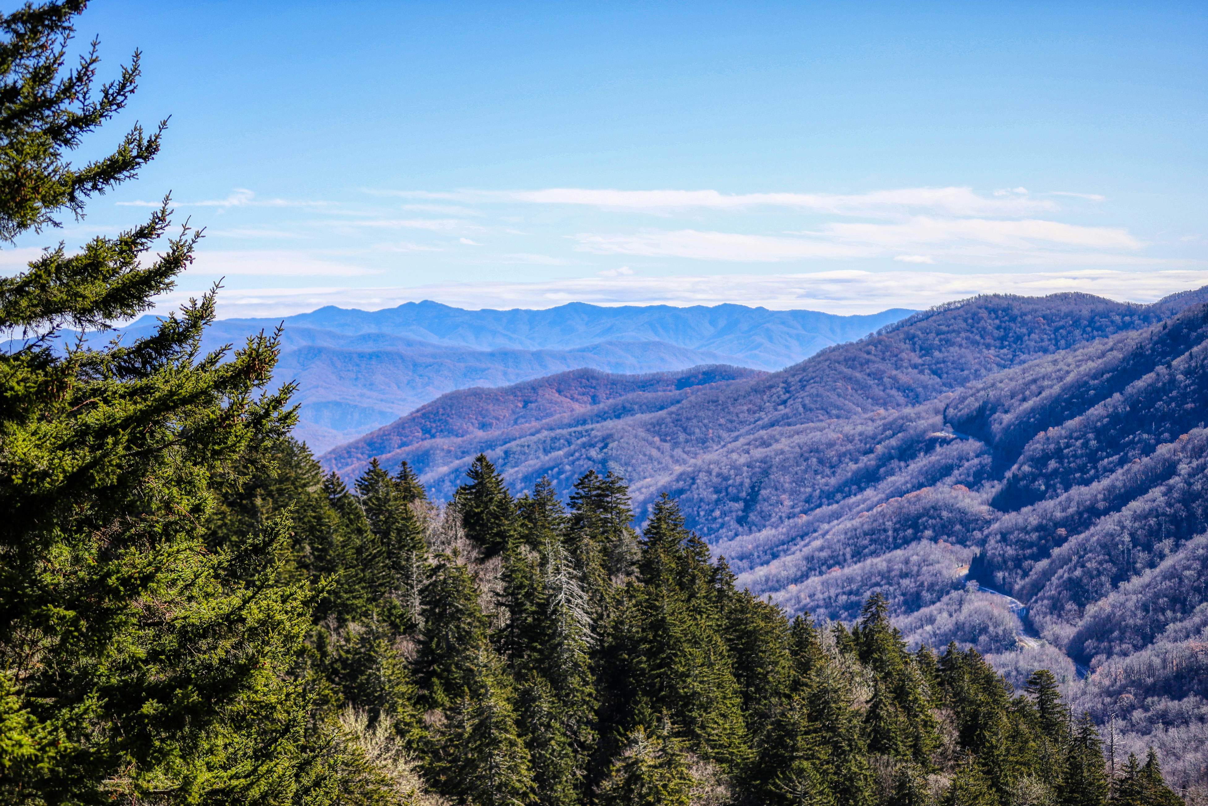 Amazing mountain views Cabin w/ hot tub, & 2 decks + Free Attraction Tickets