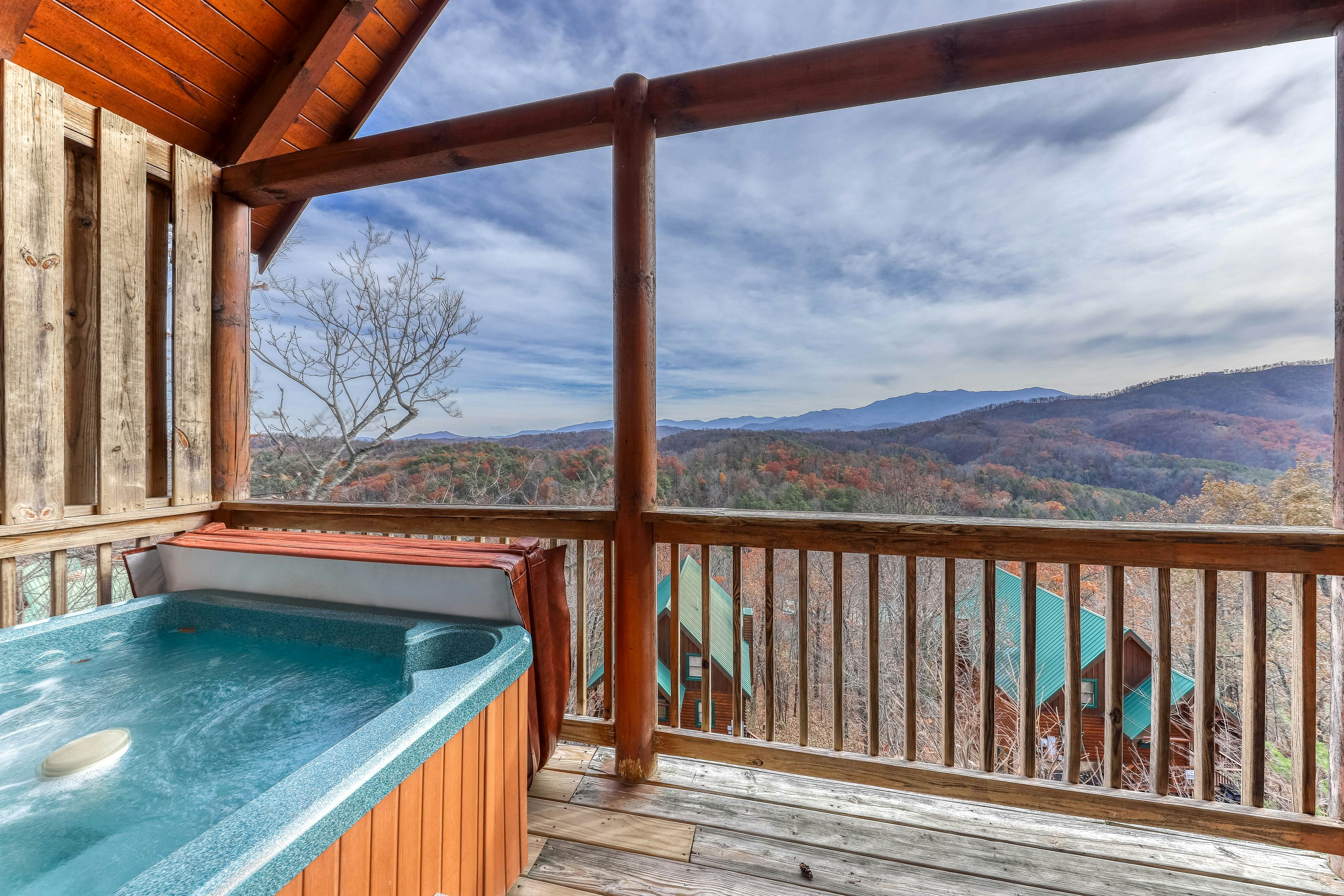 Dog-friendly cabin w/ Free Attraction Tickets, gorgeous views, a private hot tub