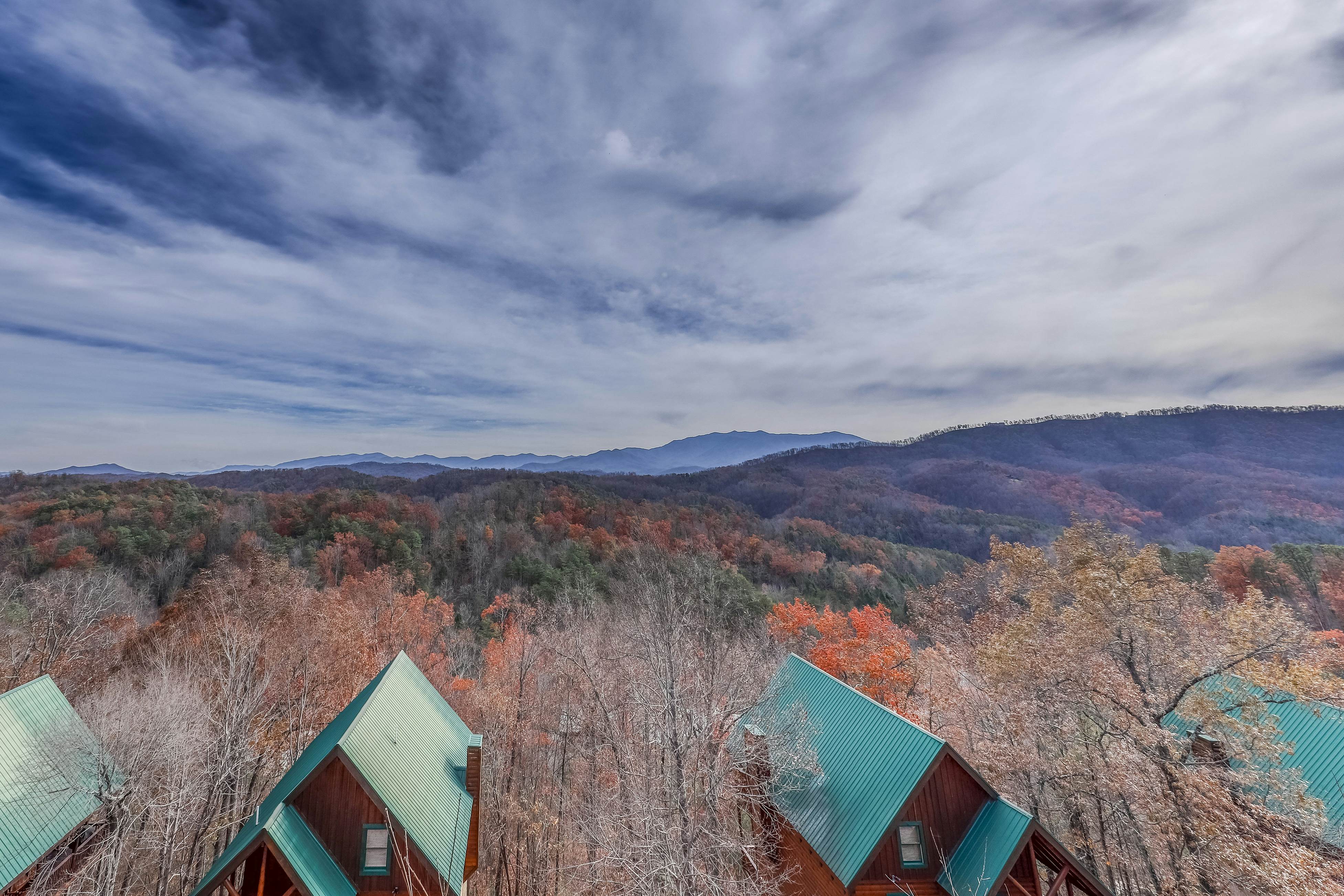 Dog-friendly cabin w/ Free Attraction Tickets, gorgeous views, a private hot tub