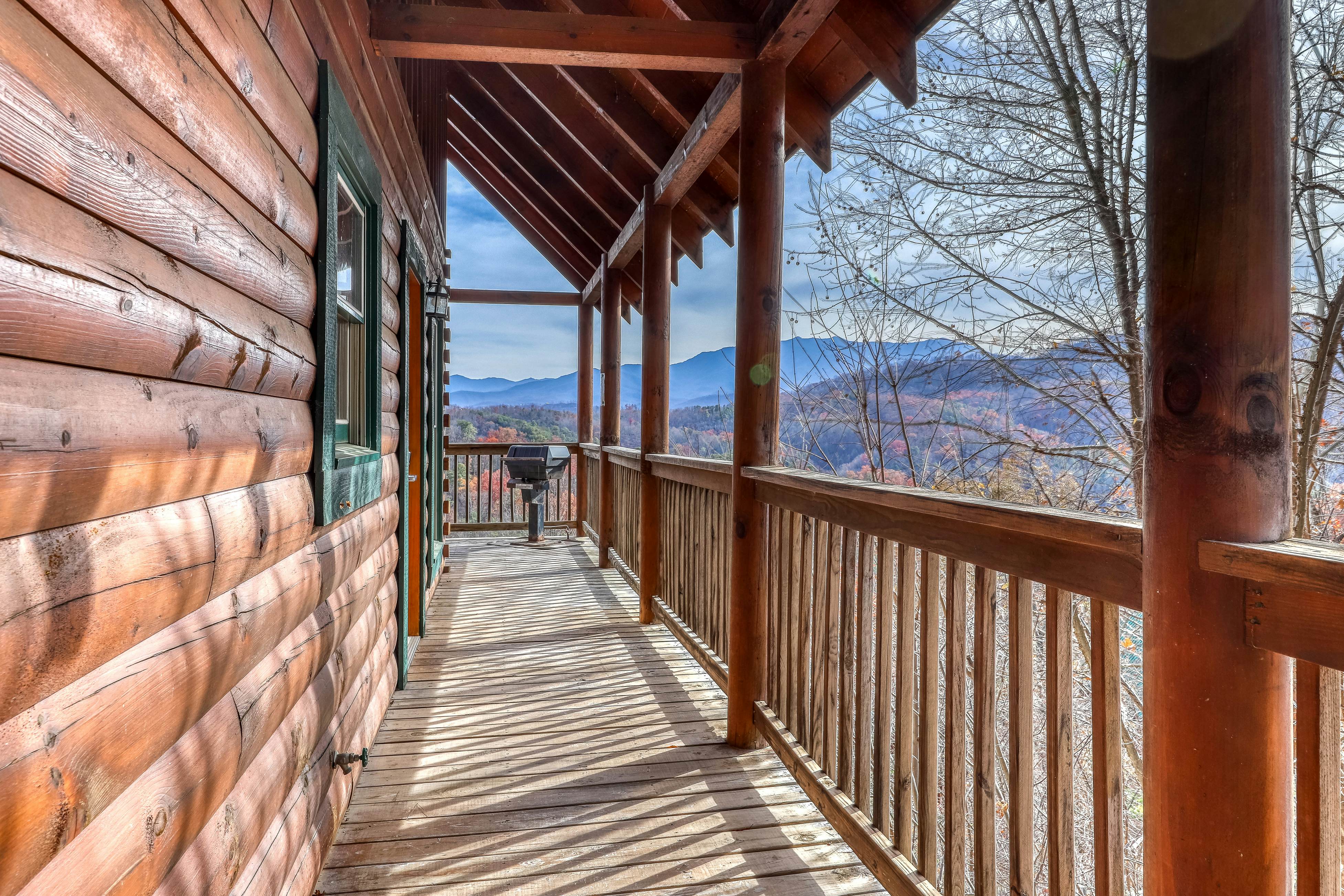 Dog-friendly cabin w/ Free Attraction Tickets, gorgeous views, a private hot tub