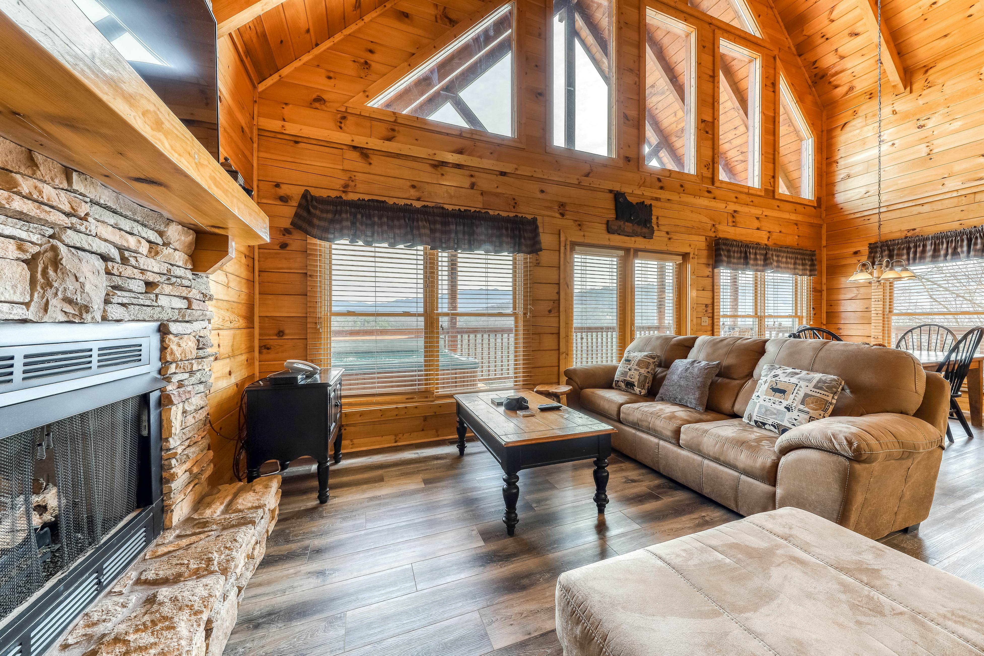 Dog-friendly cabin w/ Free Attraction Tickets, gorgeous views, a private hot tub
