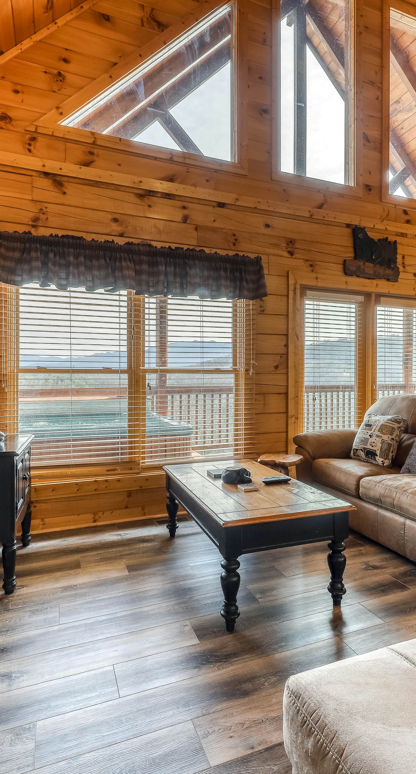 Dog Friendly Cabin, Sleeps 4, Gorgeous View, Hot Tub