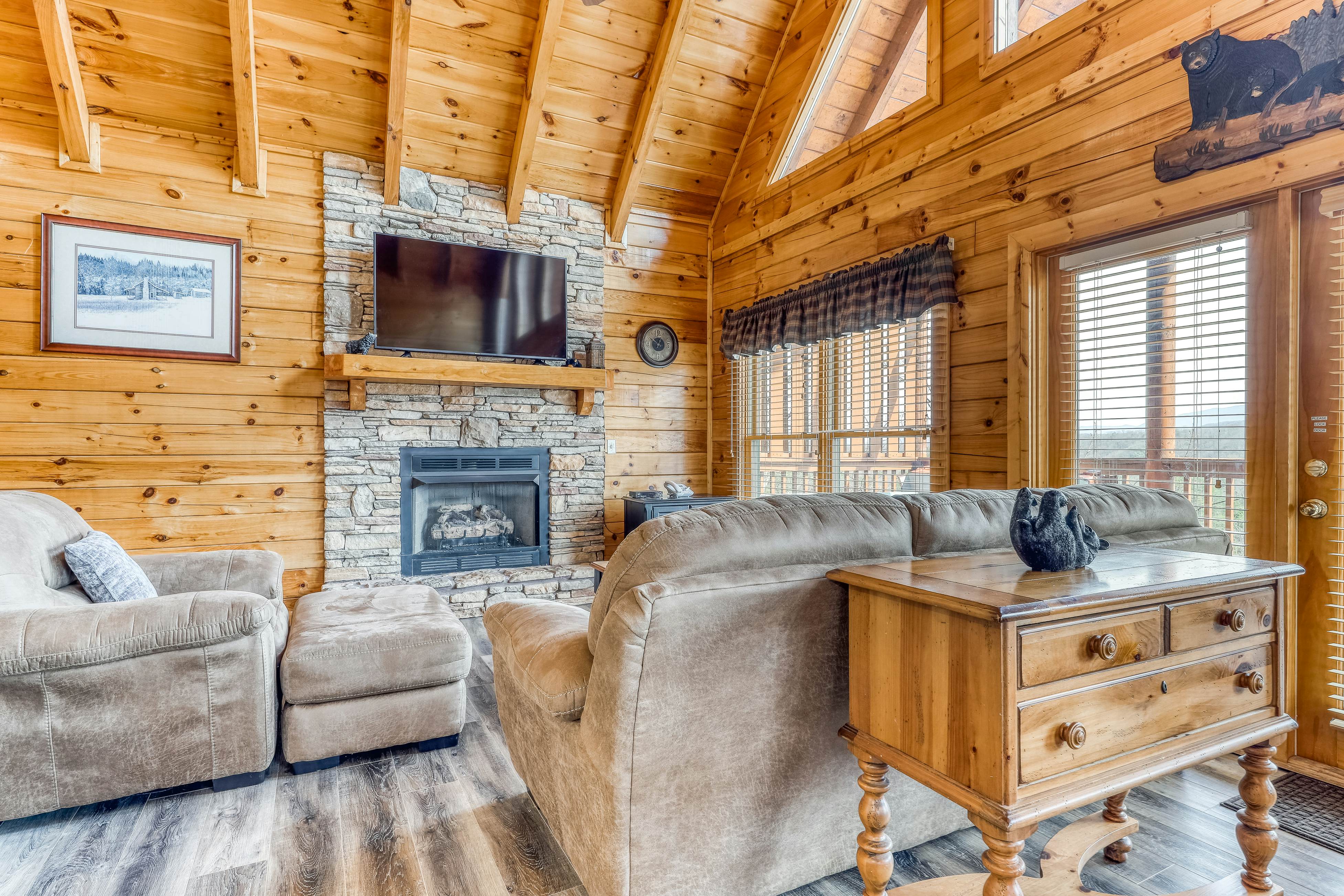 Dog-friendly cabin w/ Free Attraction Tickets, gorgeous views, a private hot tub