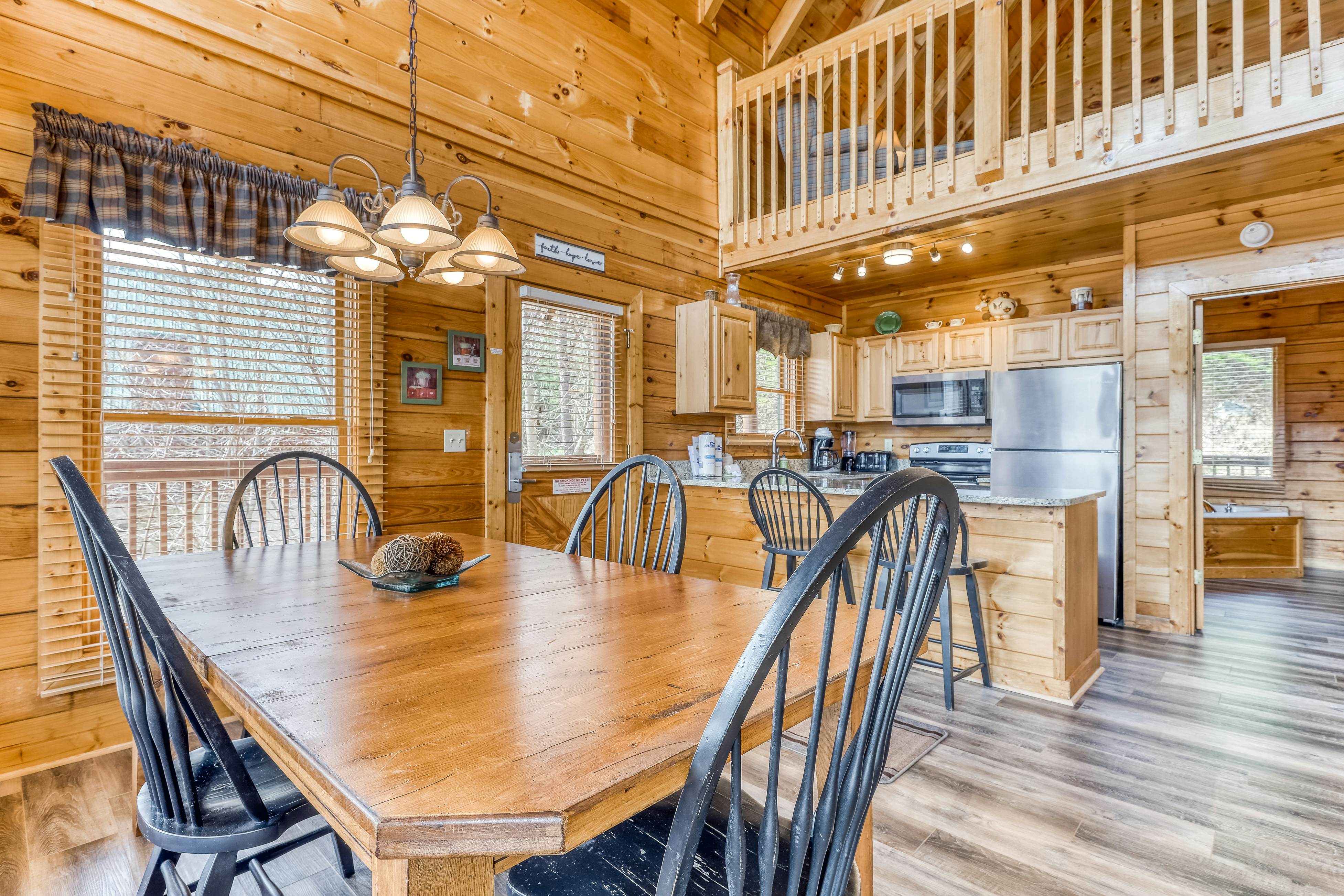 Dog-friendly cabin w/ Free Attraction Tickets, gorgeous views, a private hot tub