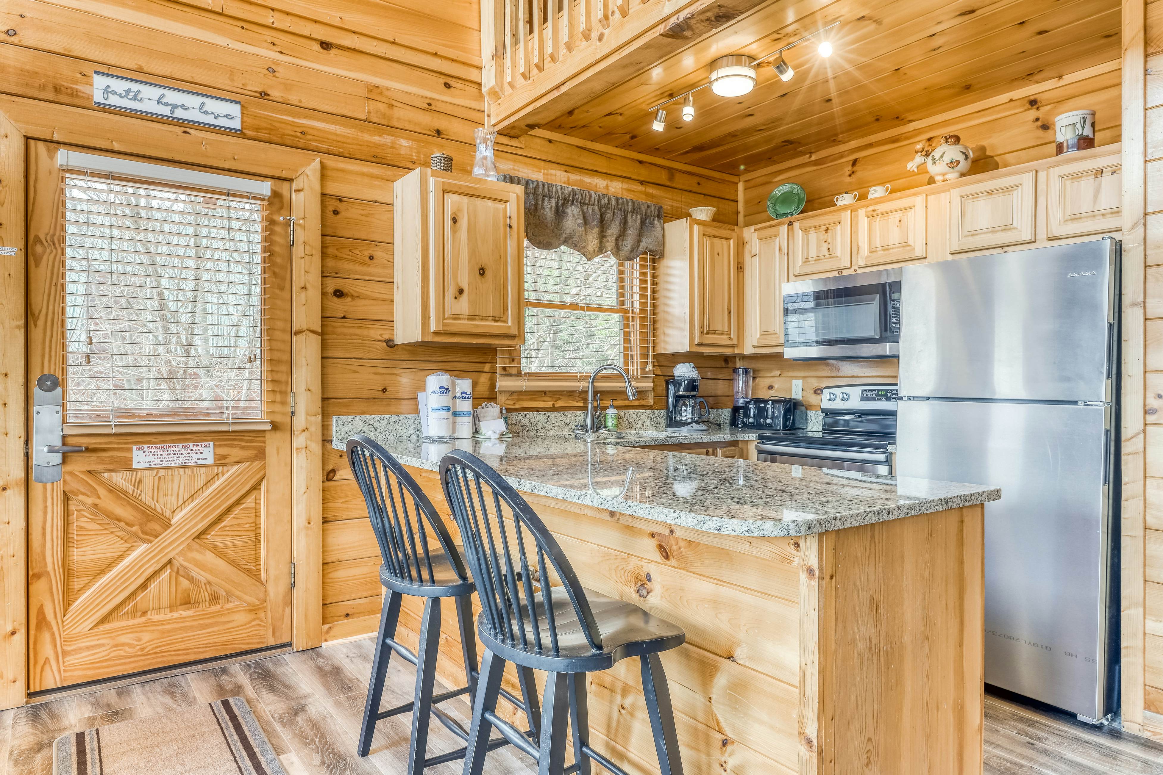Dog-friendly cabin w/ Free Attraction Tickets, gorgeous views, a private hot tub