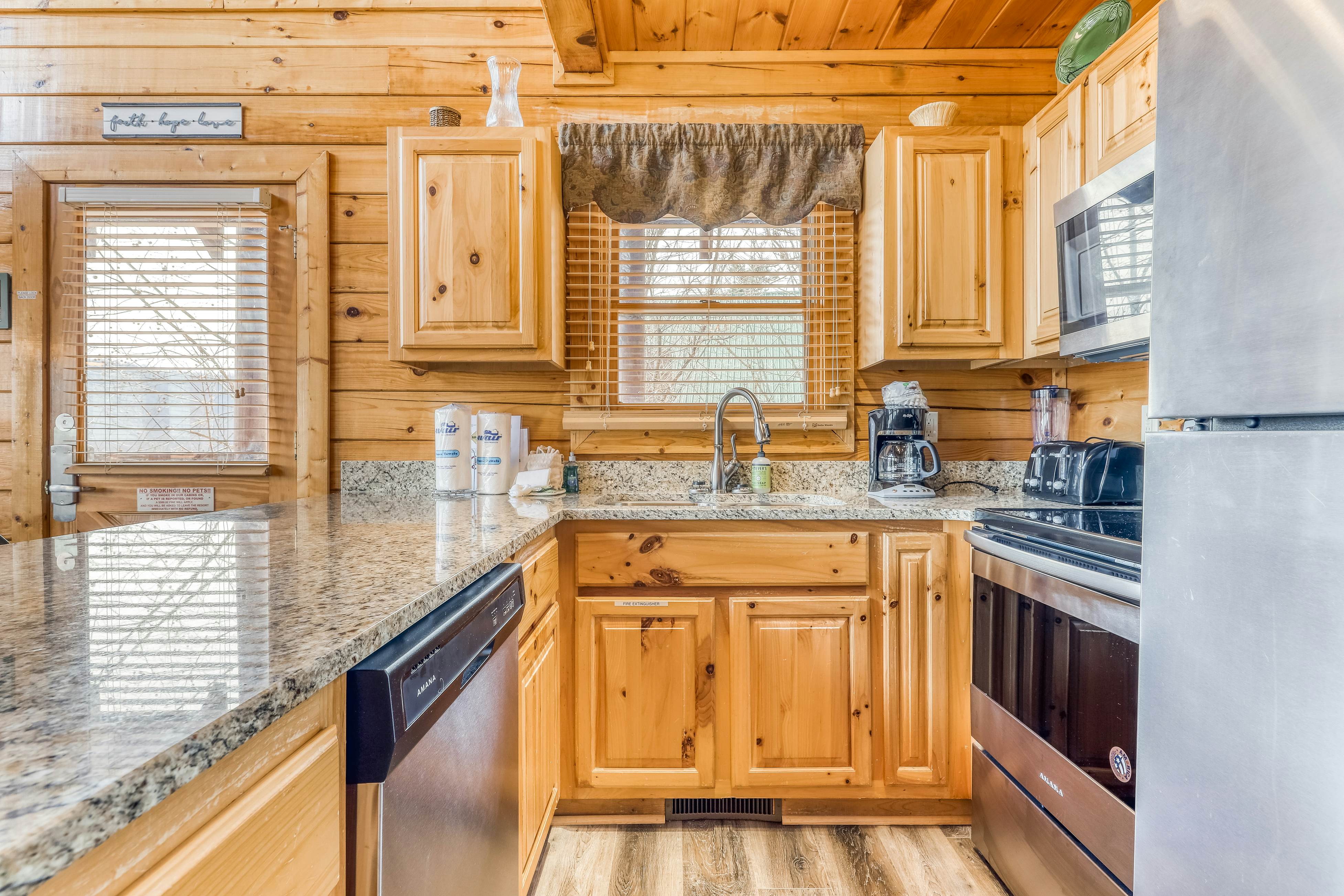 Dog-friendly cabin w/ Free Attraction Tickets, gorgeous views, a private hot tub