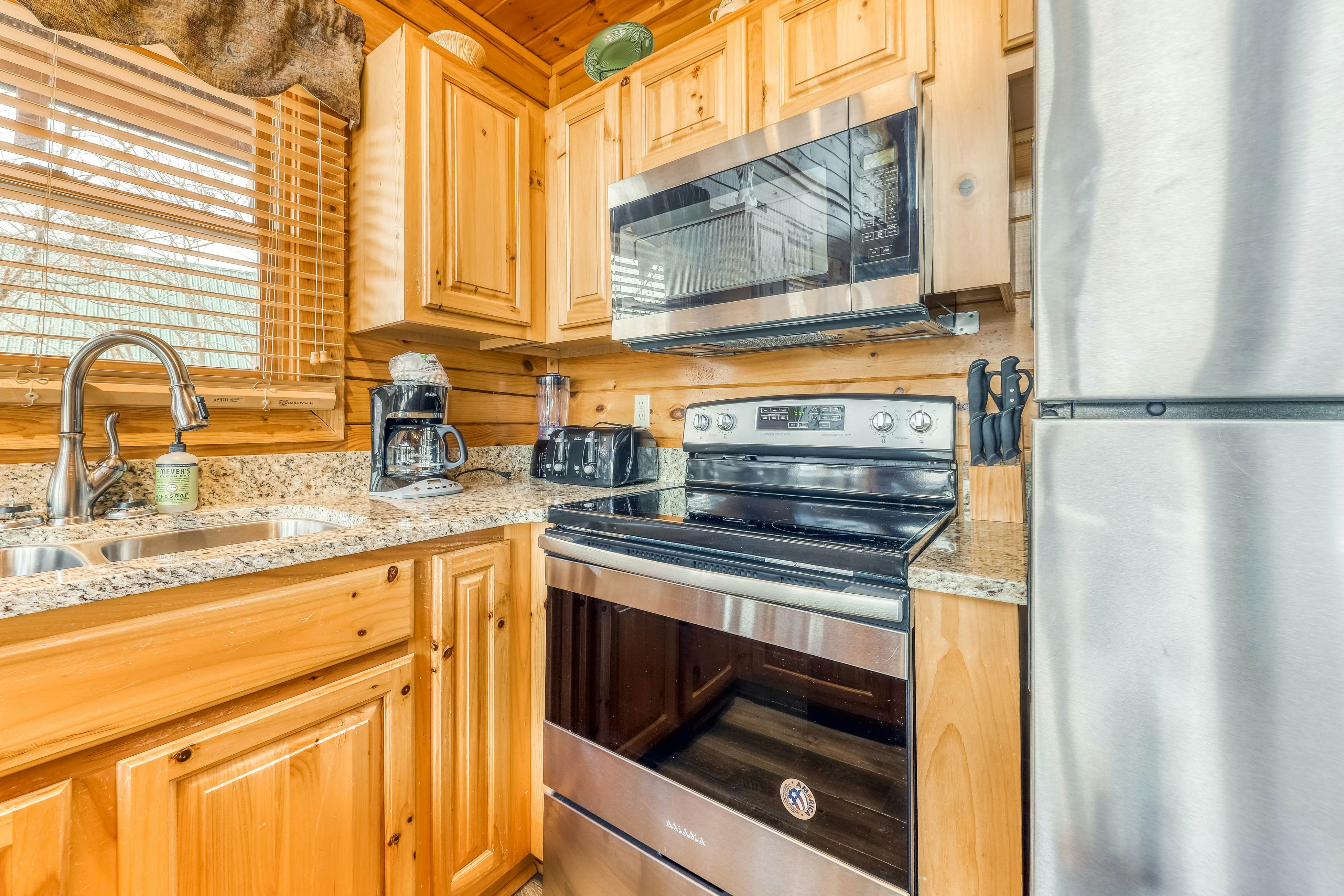 Dog-friendly cabin w/ Free Attraction Tickets, gorgeous views, a private hot tub