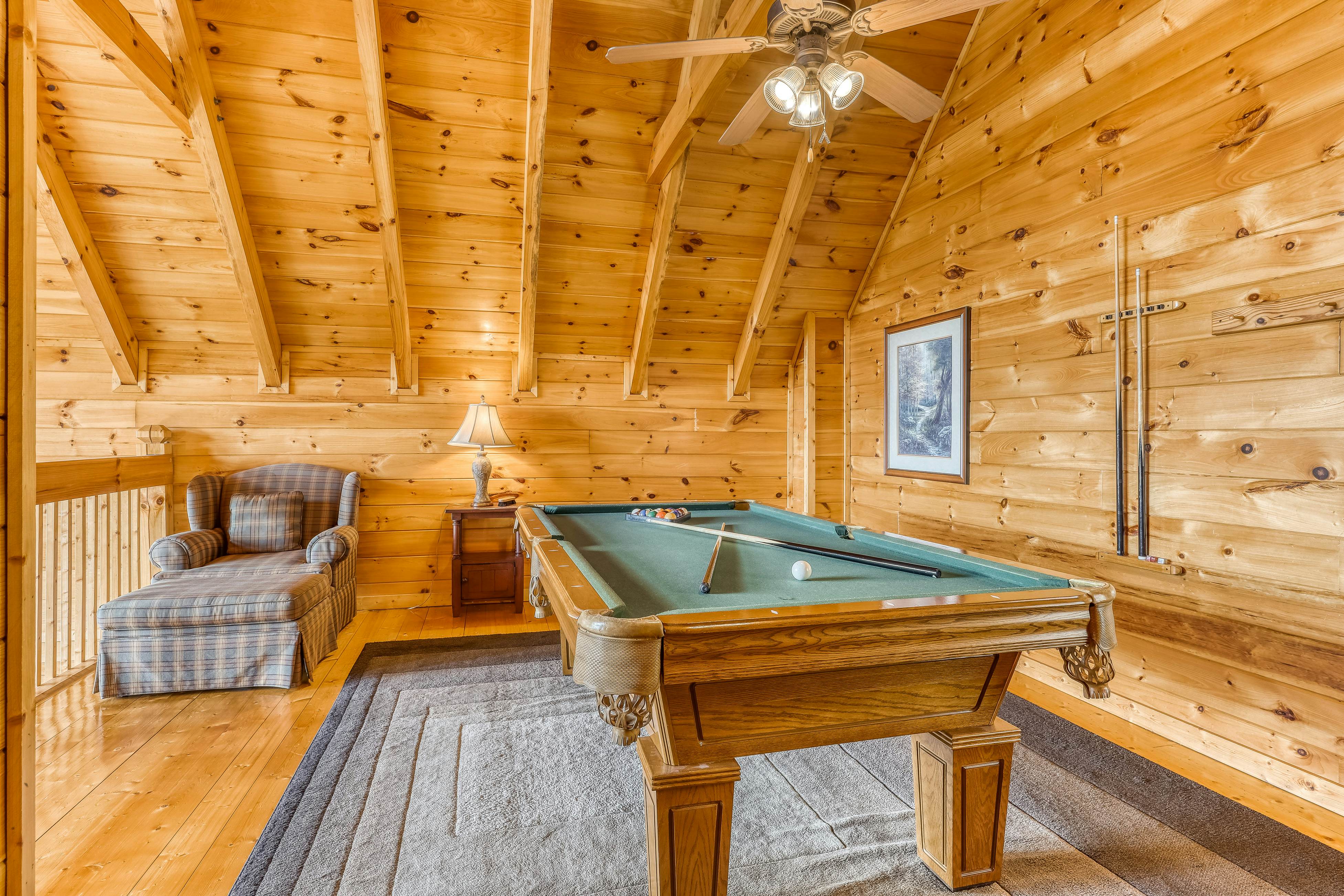 Dog-friendly cabin w/ Free Attraction Tickets, gorgeous views, a private hot tub