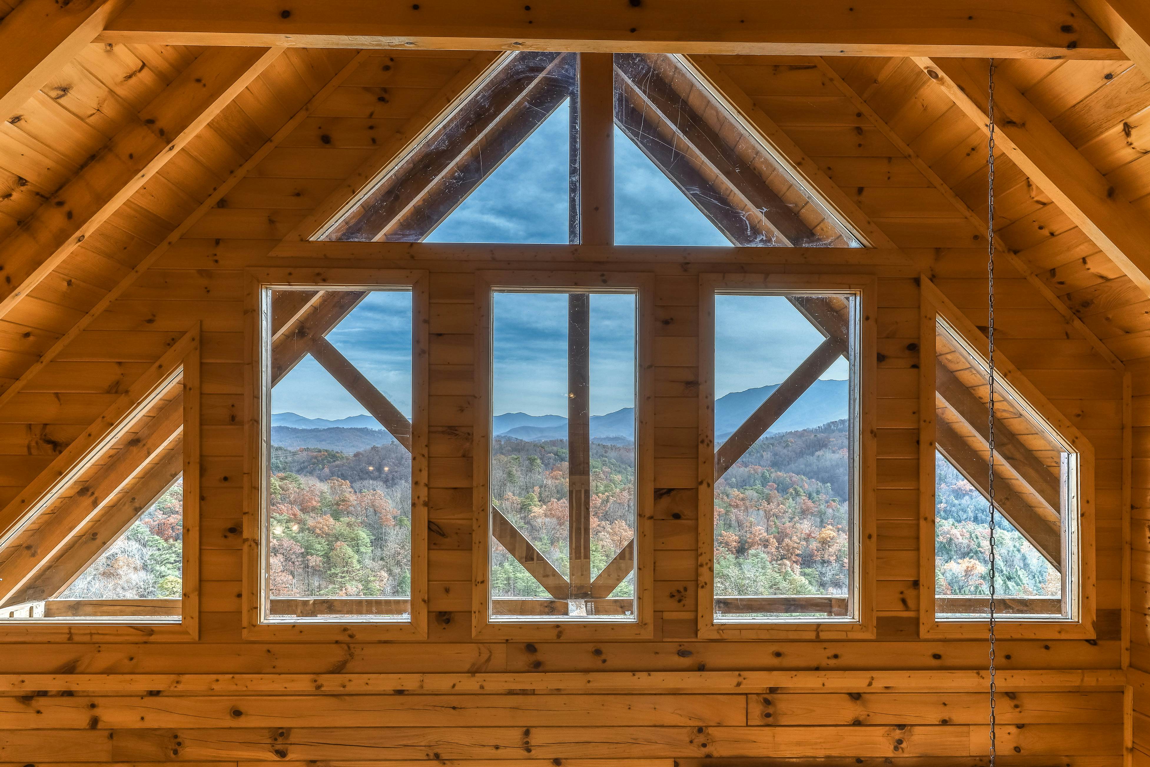Dog-friendly cabin w/ Free Attraction Tickets, gorgeous views, a private hot tub