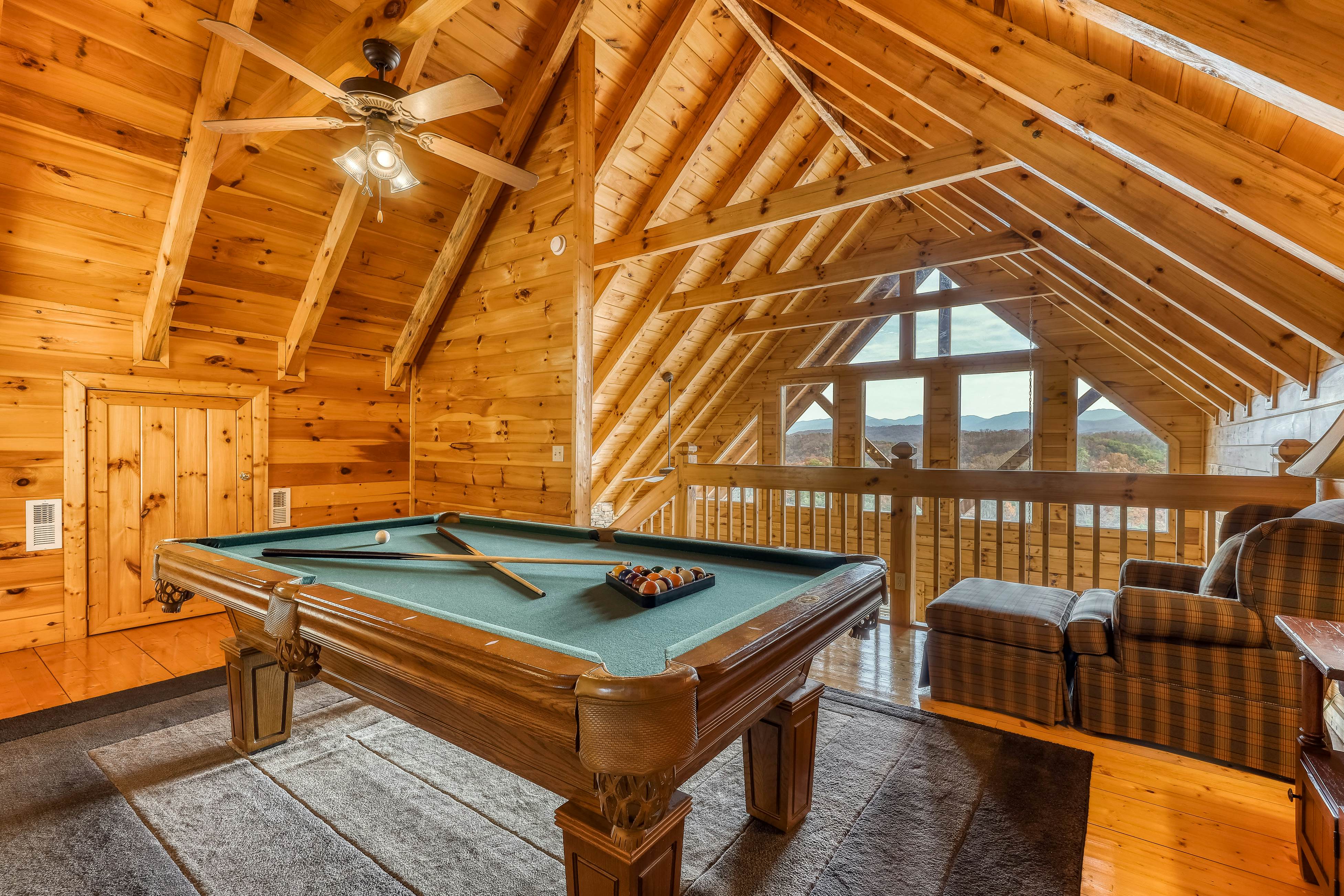 Dog-friendly cabin w/ Free Attraction Tickets, gorgeous views, a private hot tub