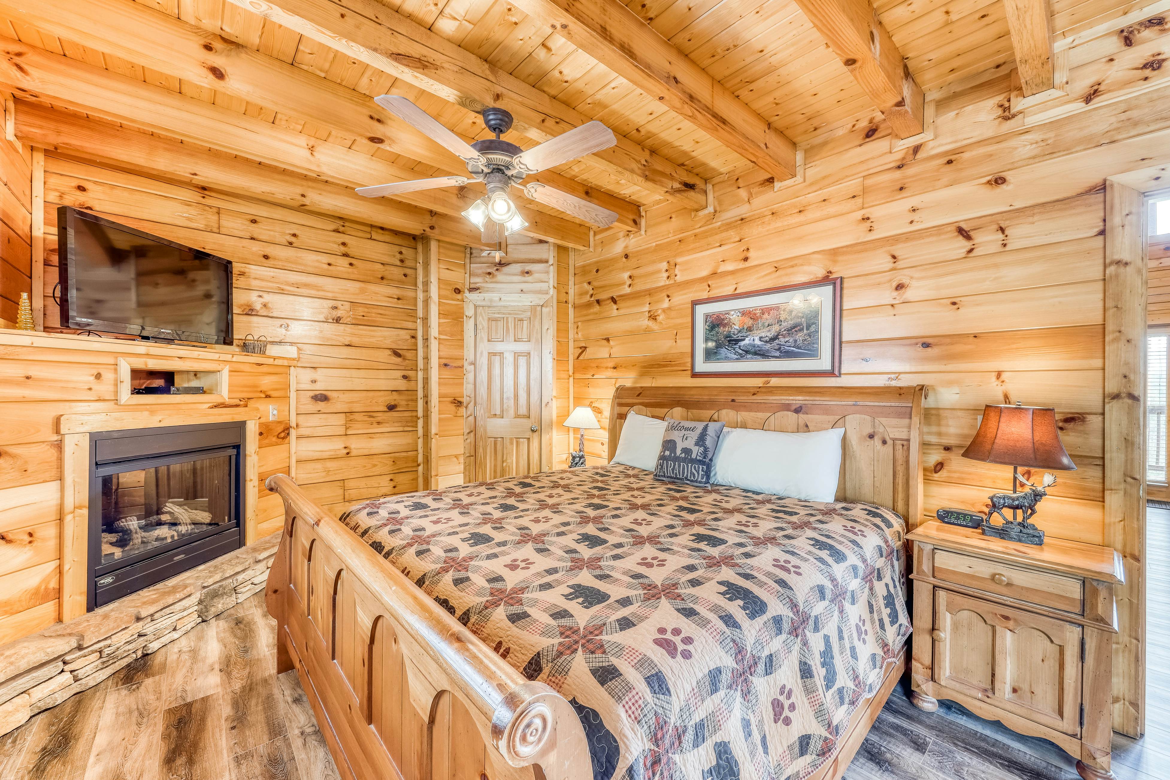 Dog-friendly cabin w/ Free Attraction Tickets, gorgeous views, a private hot tub