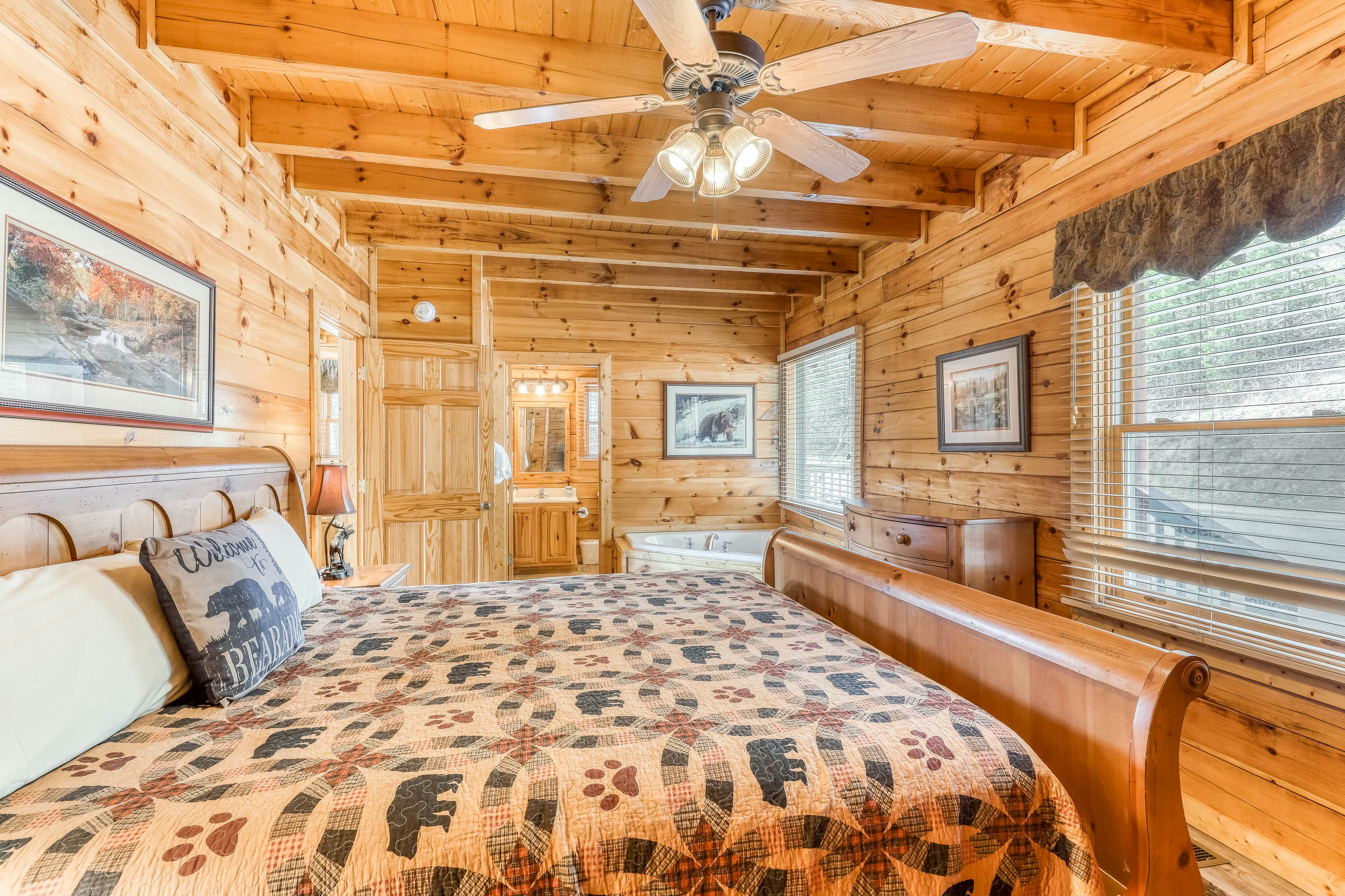 Dog-friendly cabin w/ Free Attraction Tickets, gorgeous views, a private hot tub