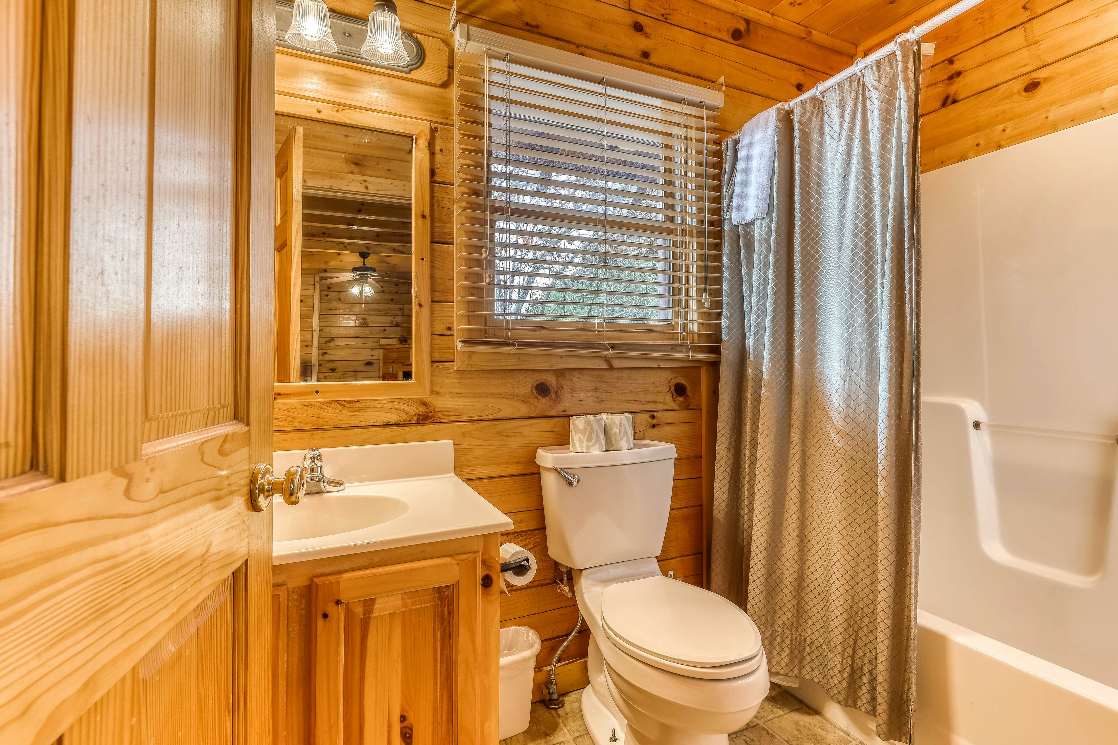 Dog-friendly cabin w/ Free Attraction Tickets, gorgeous views, a private hot tub