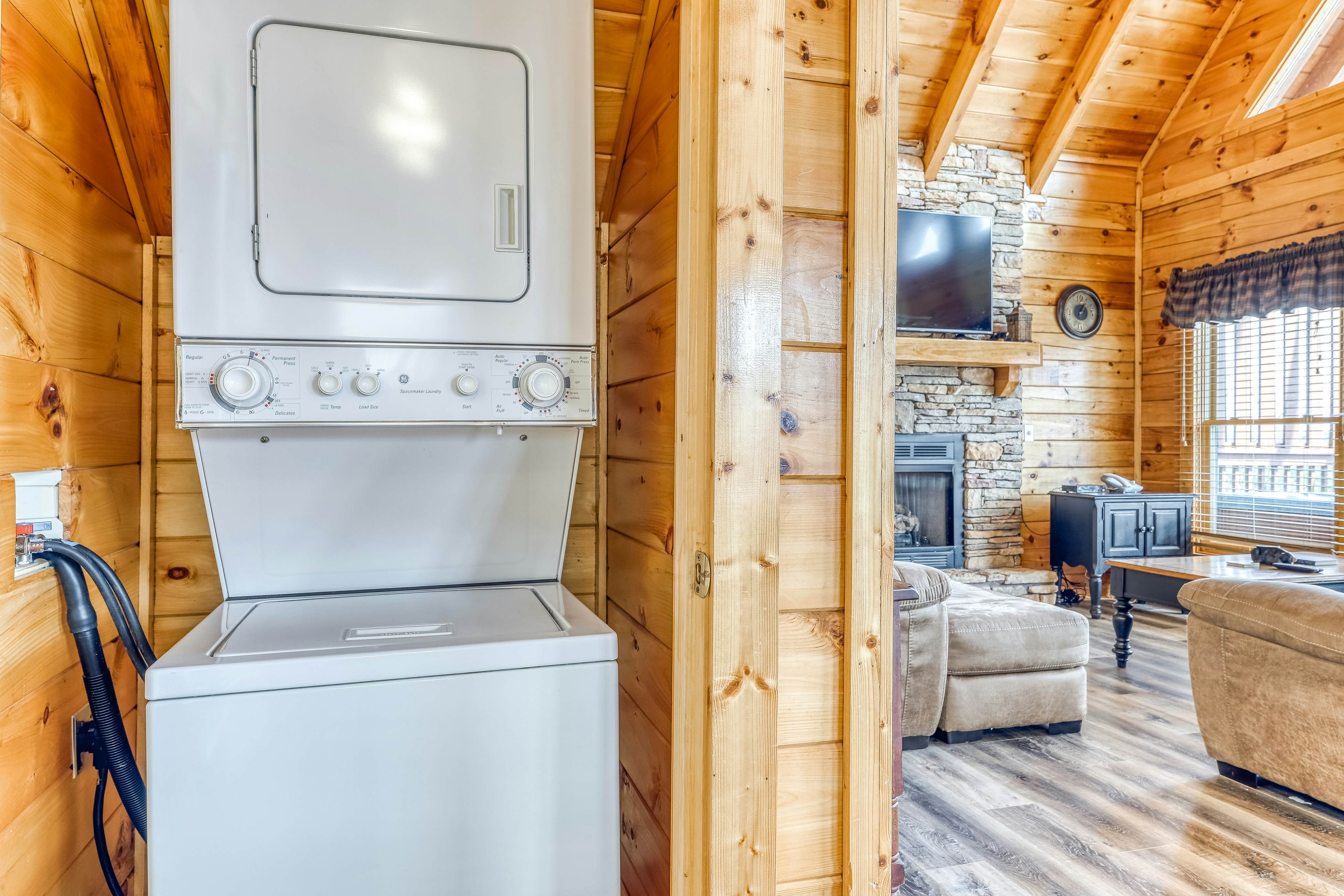 Dog-friendly cabin w/ Free Attraction Tickets, gorgeous views, a private hot tub