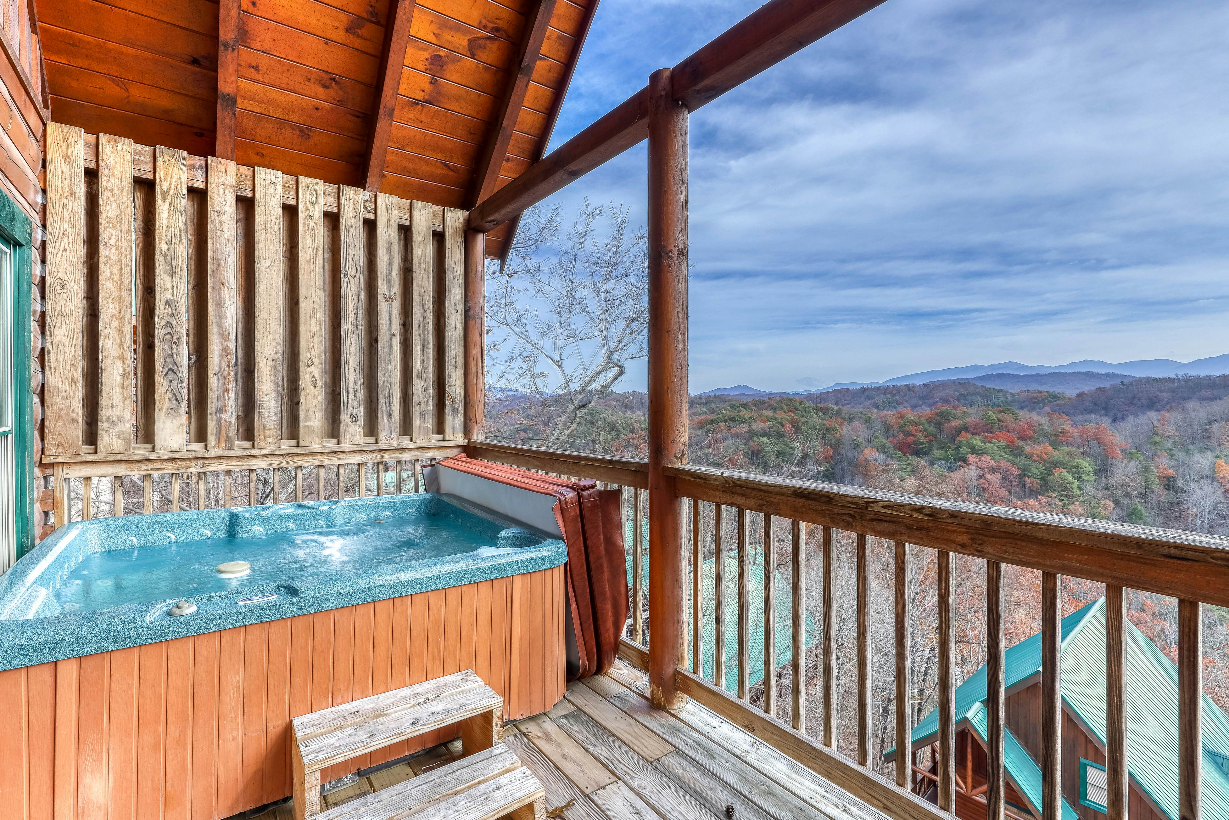 Dog-friendly cabin w/ Free Attraction Tickets, gorgeous views, a private hot tub