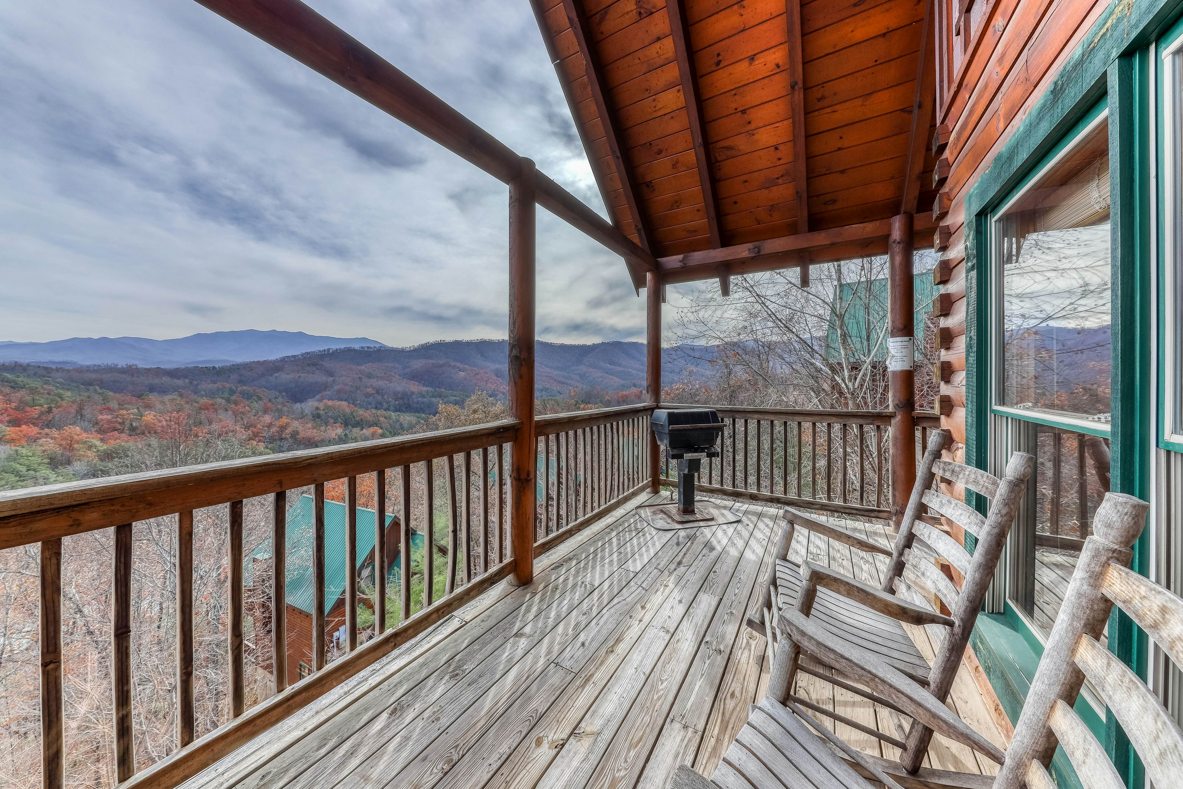 Dog-friendly cabin w/ Free Attraction Tickets, gorgeous views, a private hot tub