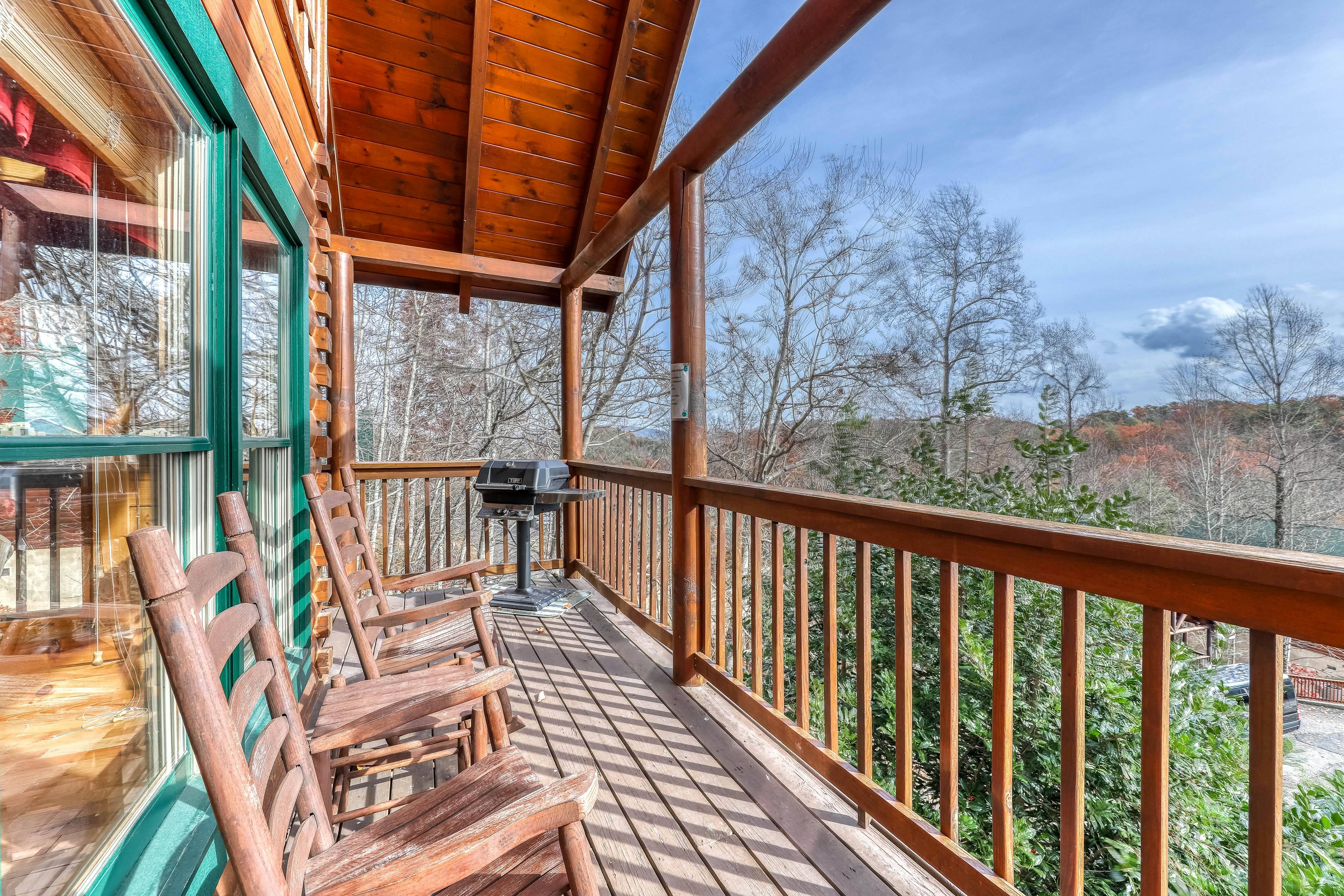 Luxury cabin w/ Free Attraction Tickets, mountain views, hot tub, & shared pool