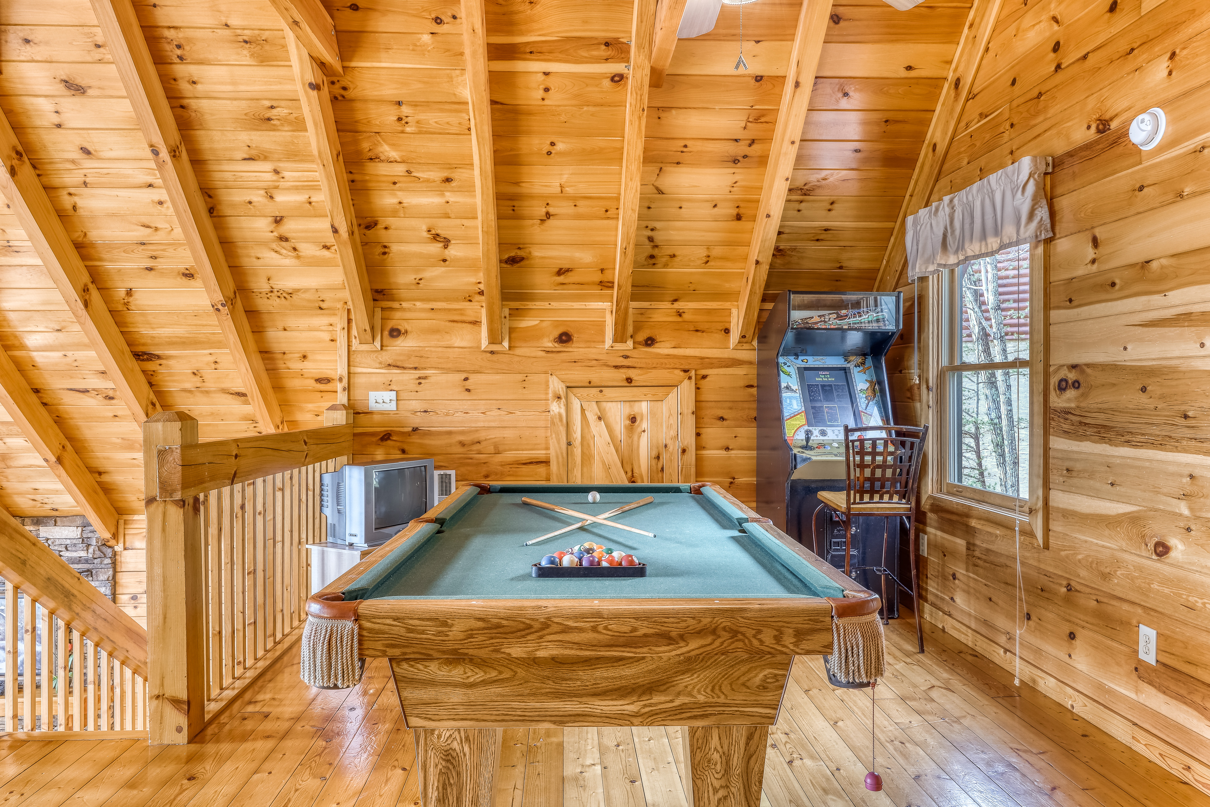 Luxe Cabin, Sleeps 4・Mtn views・Hot Tub・Shared Pool