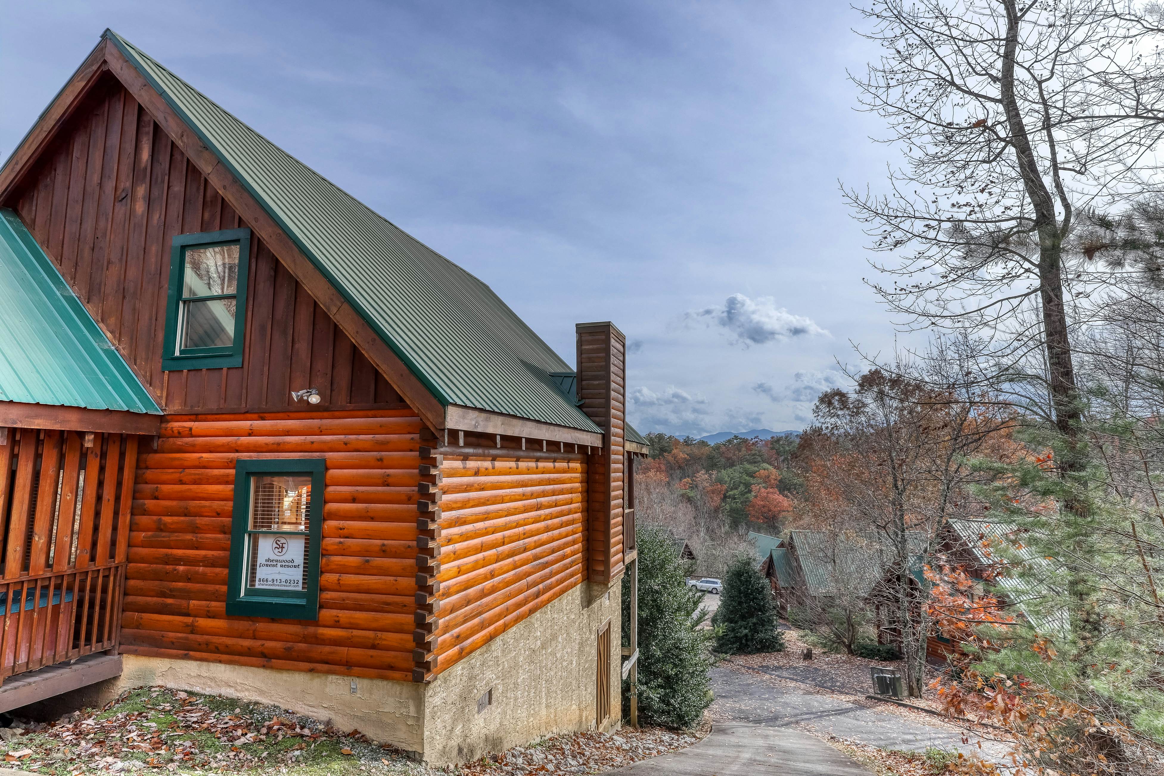 Luxury cabin w/ Free Attraction Tickets, mountain views, hot tub, & shared pool