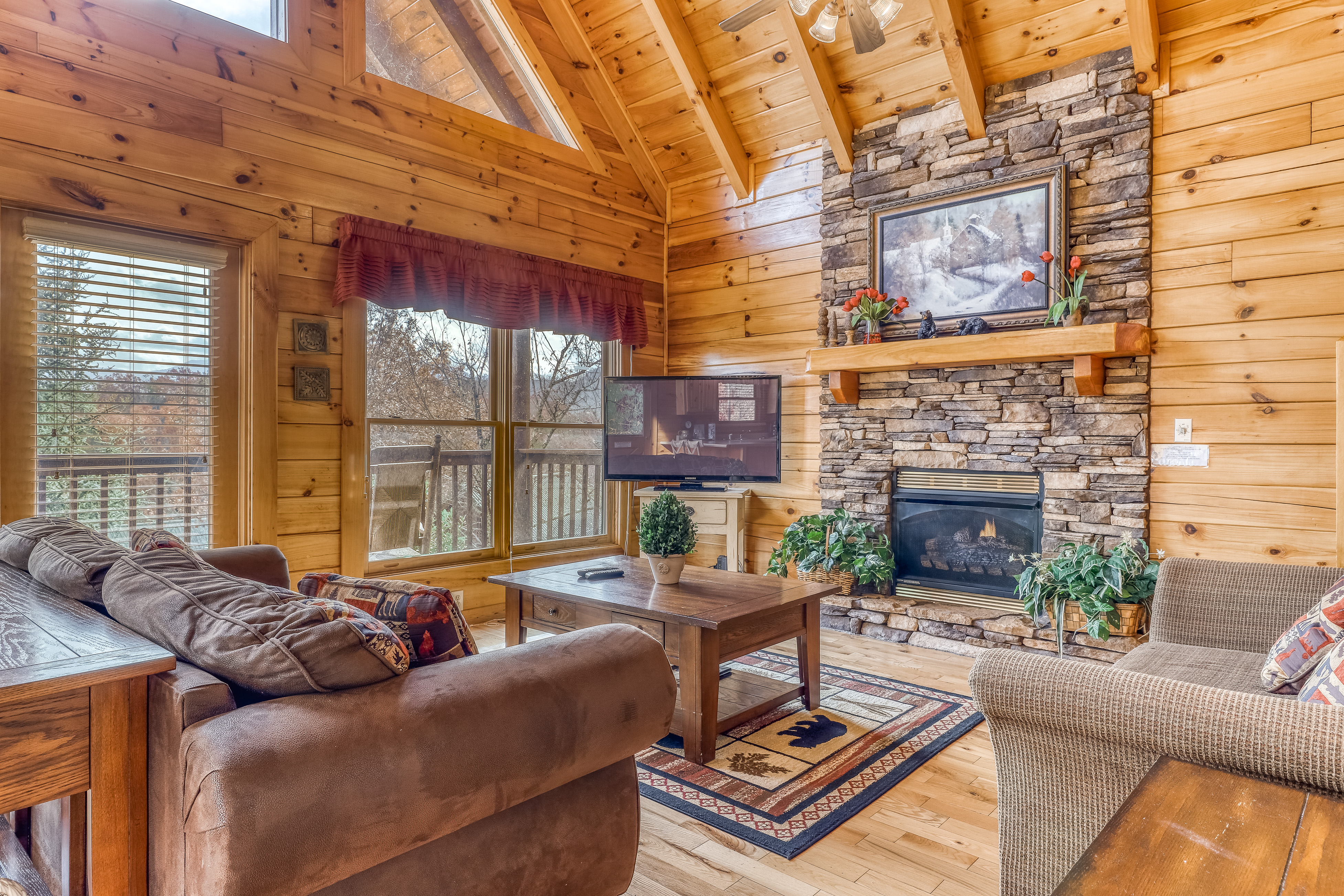 Luxe Cabin, Sleeps 4・Mtn views・Hot Tub・Shared Pool