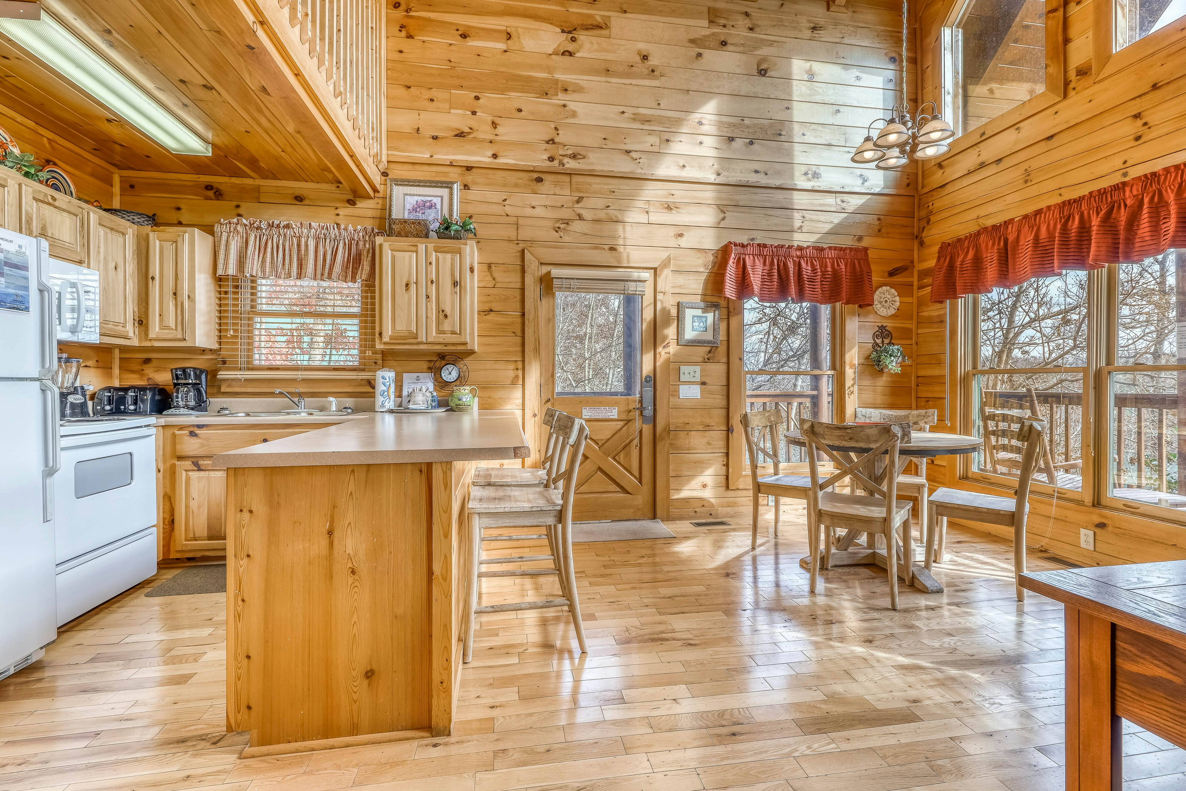 Luxury cabin w/ Free Attraction Tickets, mountain views, hot tub, & shared pool