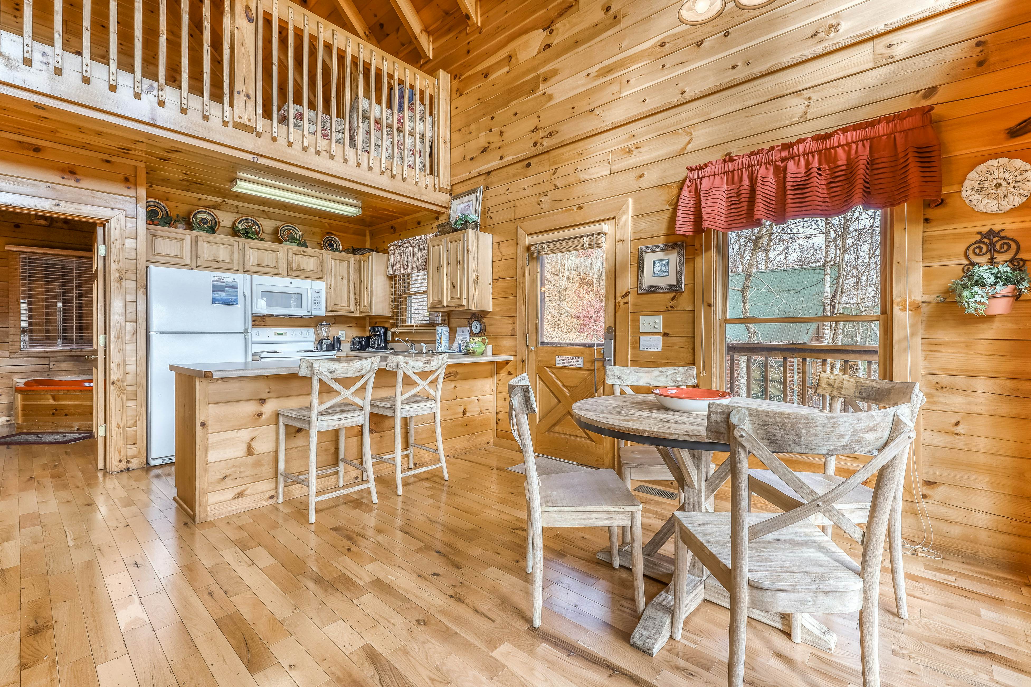 Luxury cabin w/ Free Attraction Tickets, mountain views, hot tub, & shared pool