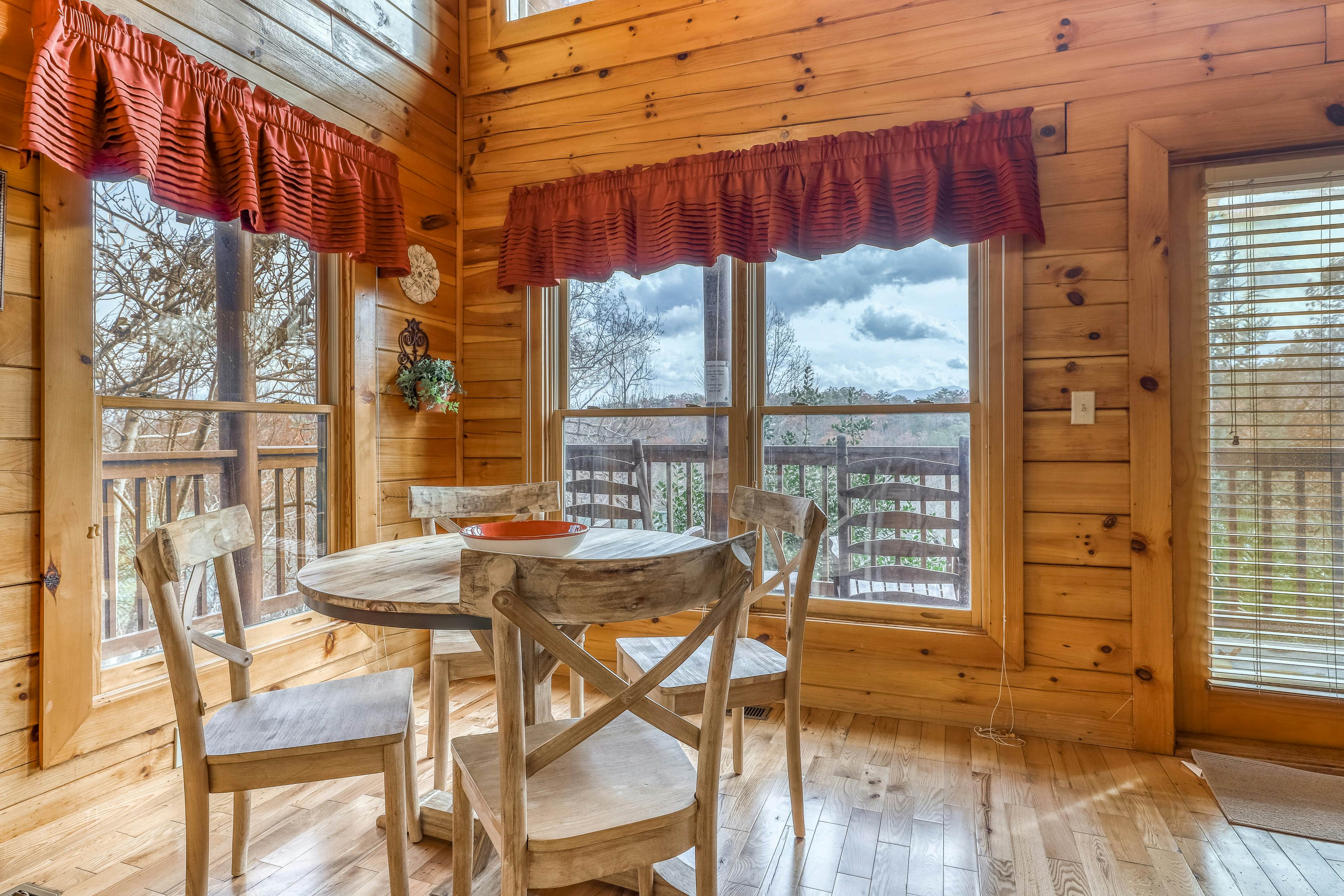 Luxury cabin w/ Free Attraction Tickets, mountain views, hot tub, & shared pool