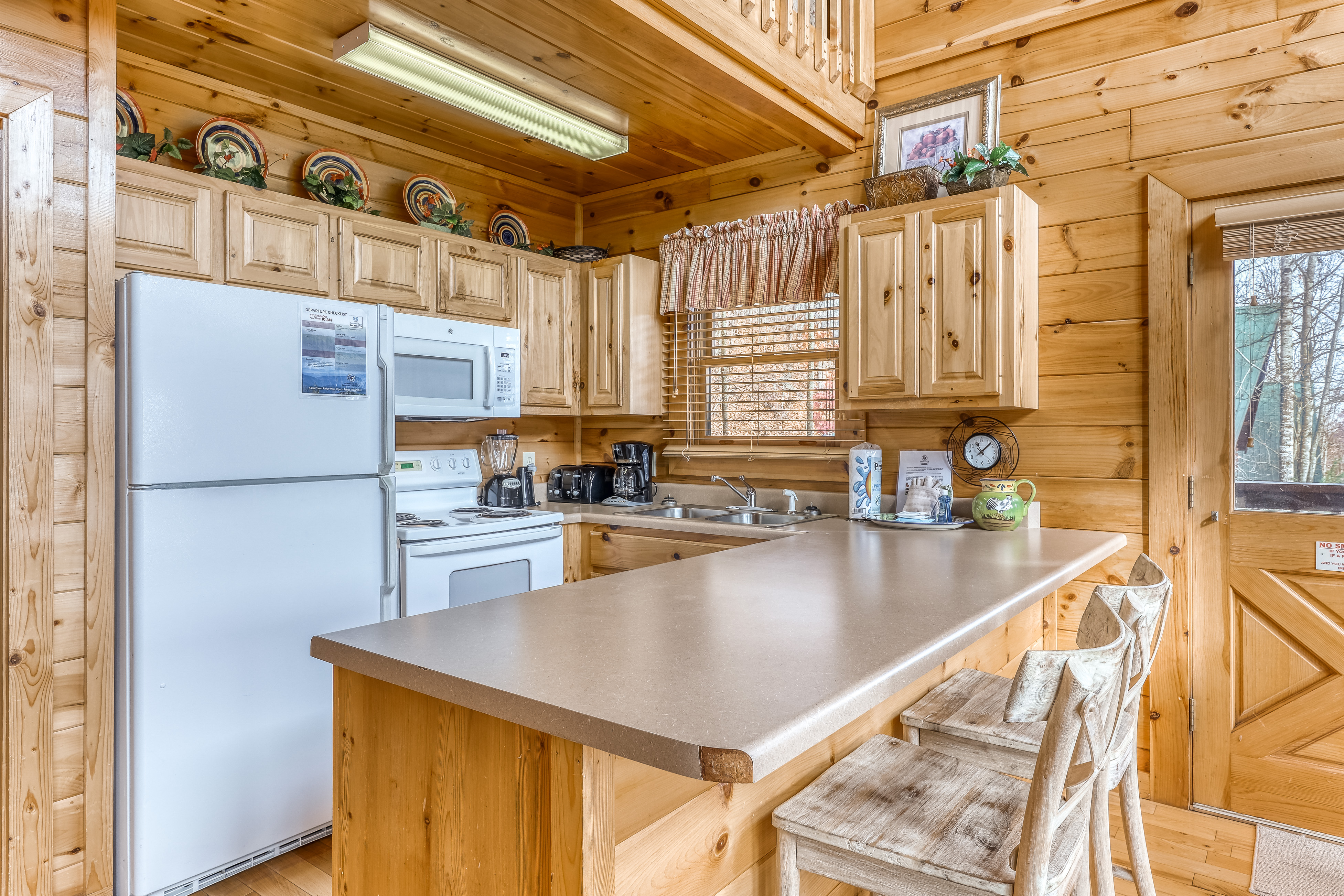 Luxe Cabin, Sleeps 4・Mtn views・Hot Tub・Shared Pool