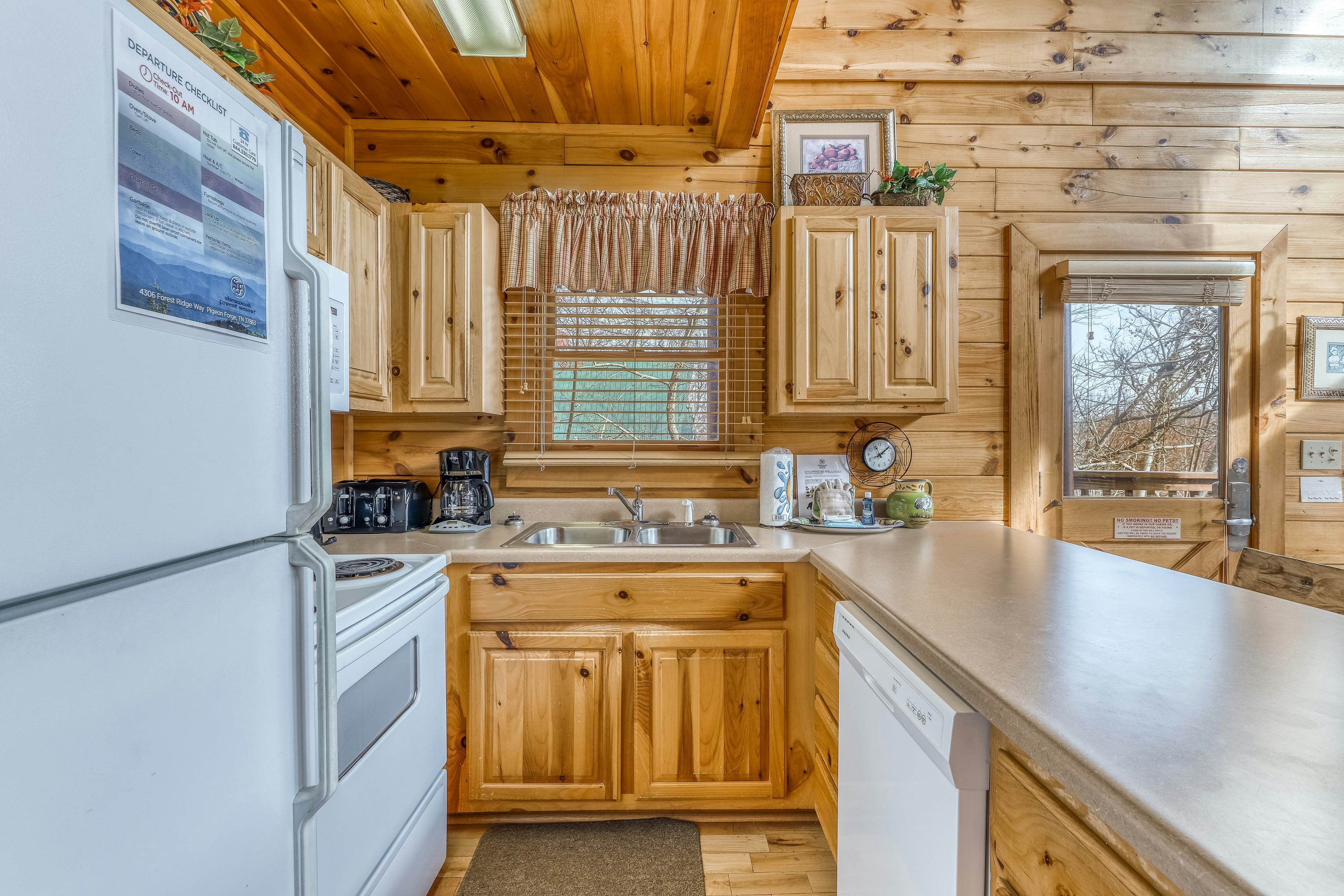 Luxury cabin w/ Free Attraction Tickets, mountain views, hot tub, & shared pool