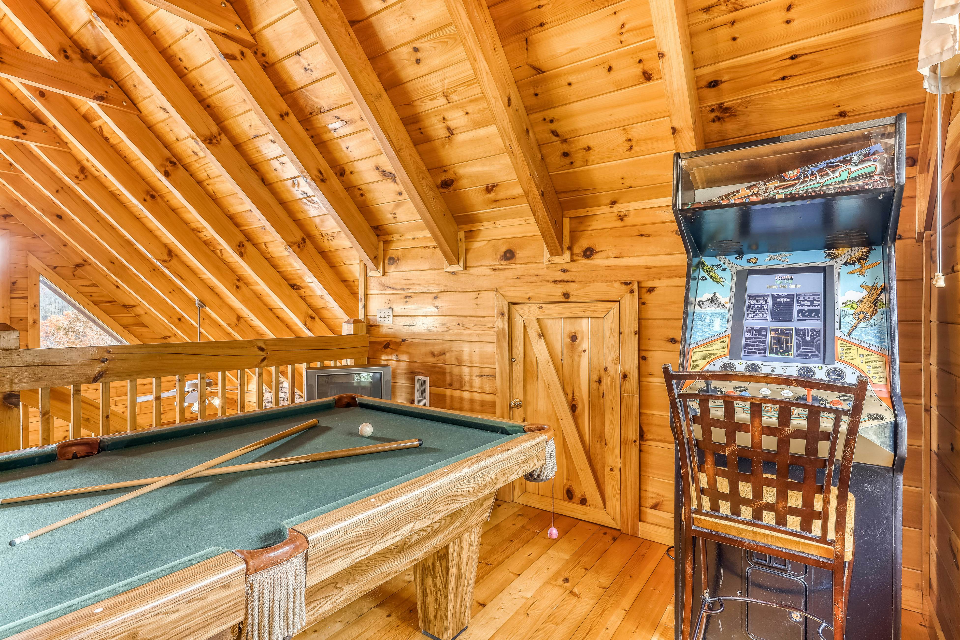 Luxury cabin w/ Free Attraction Tickets, mountain views, hot tub, & shared pool