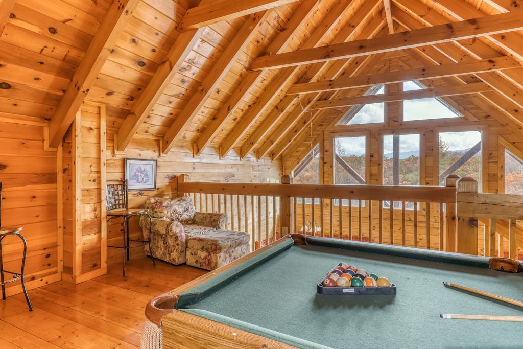 Luxe Cabin, Sleeps 4, Mtn views, Hot Tub, Shared Pool