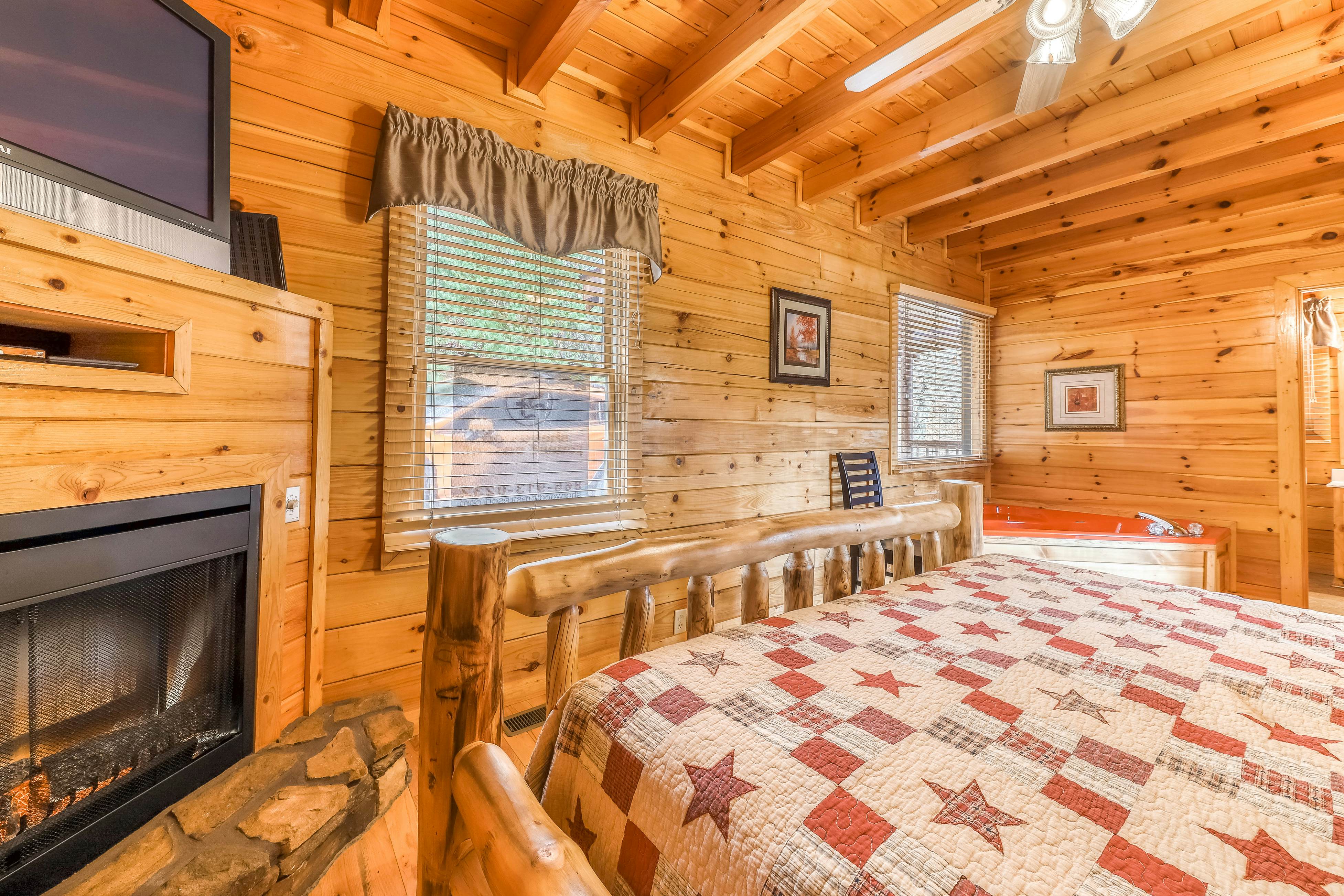 Luxury cabin w/ Free Attraction Tickets, mountain views, hot tub, & shared pool