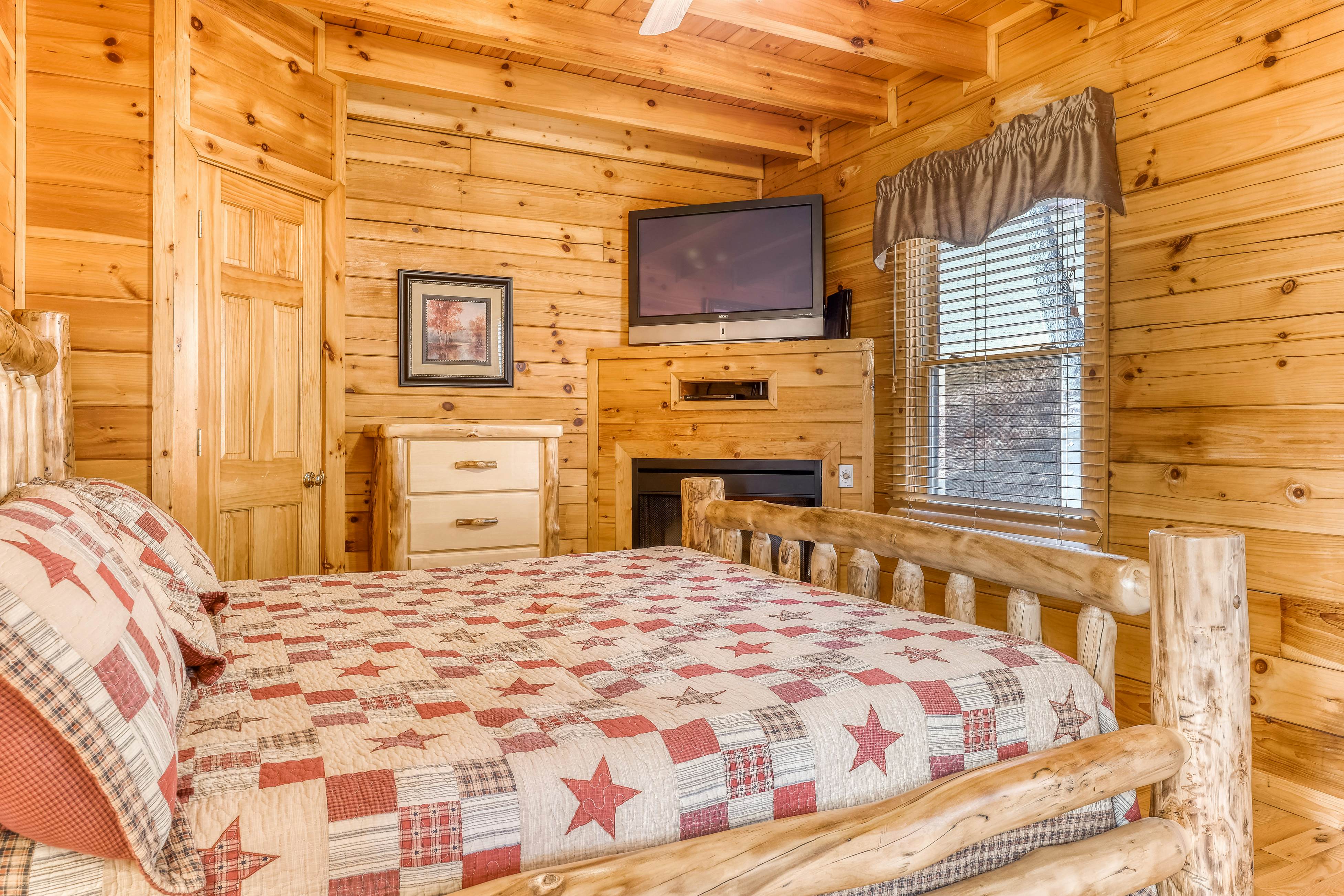 Luxury cabin w/ Free Attraction Tickets, mountain views, hot tub, & shared pool