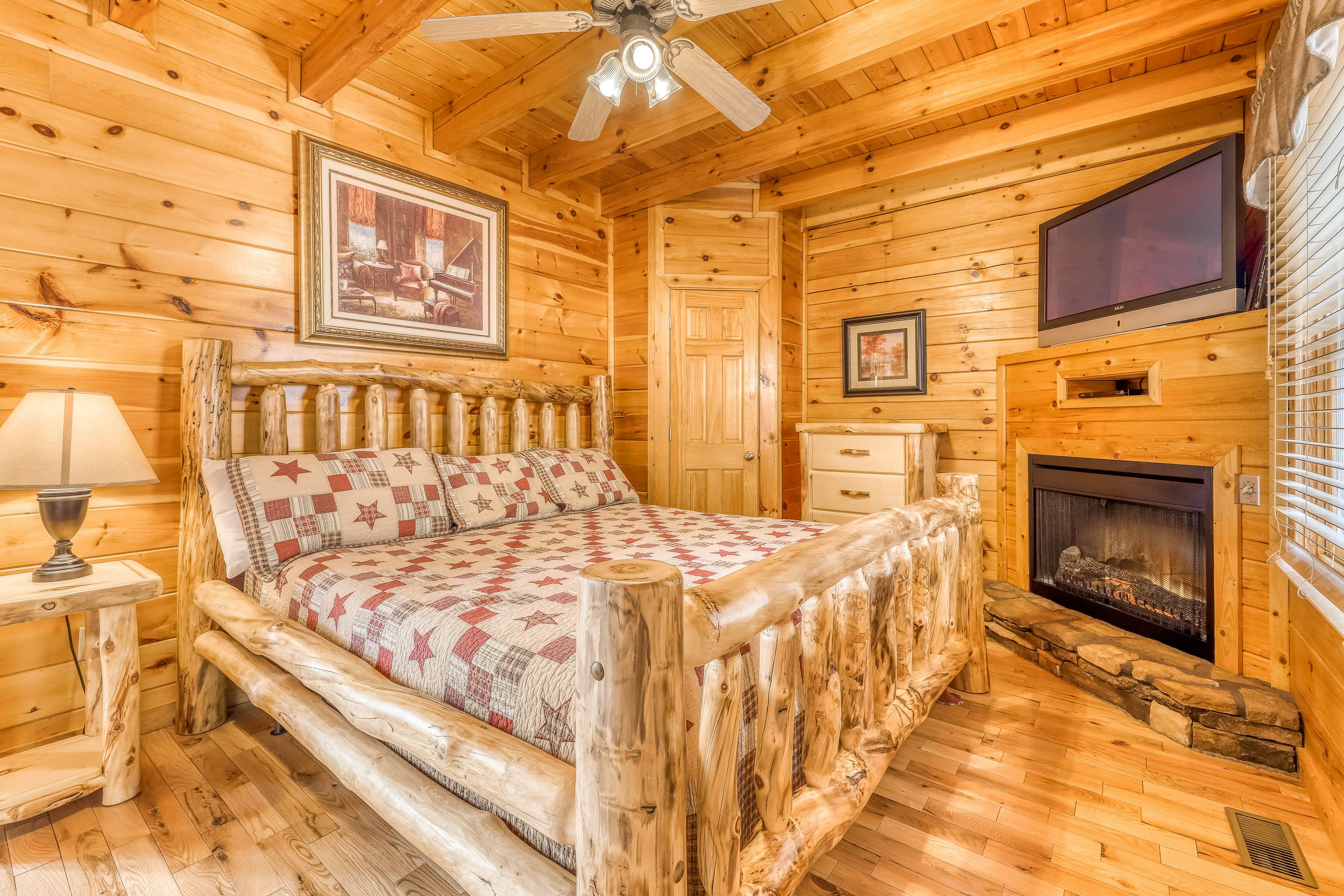 Luxury cabin w/ Free Attraction Tickets, mountain views, hot tub, & shared pool