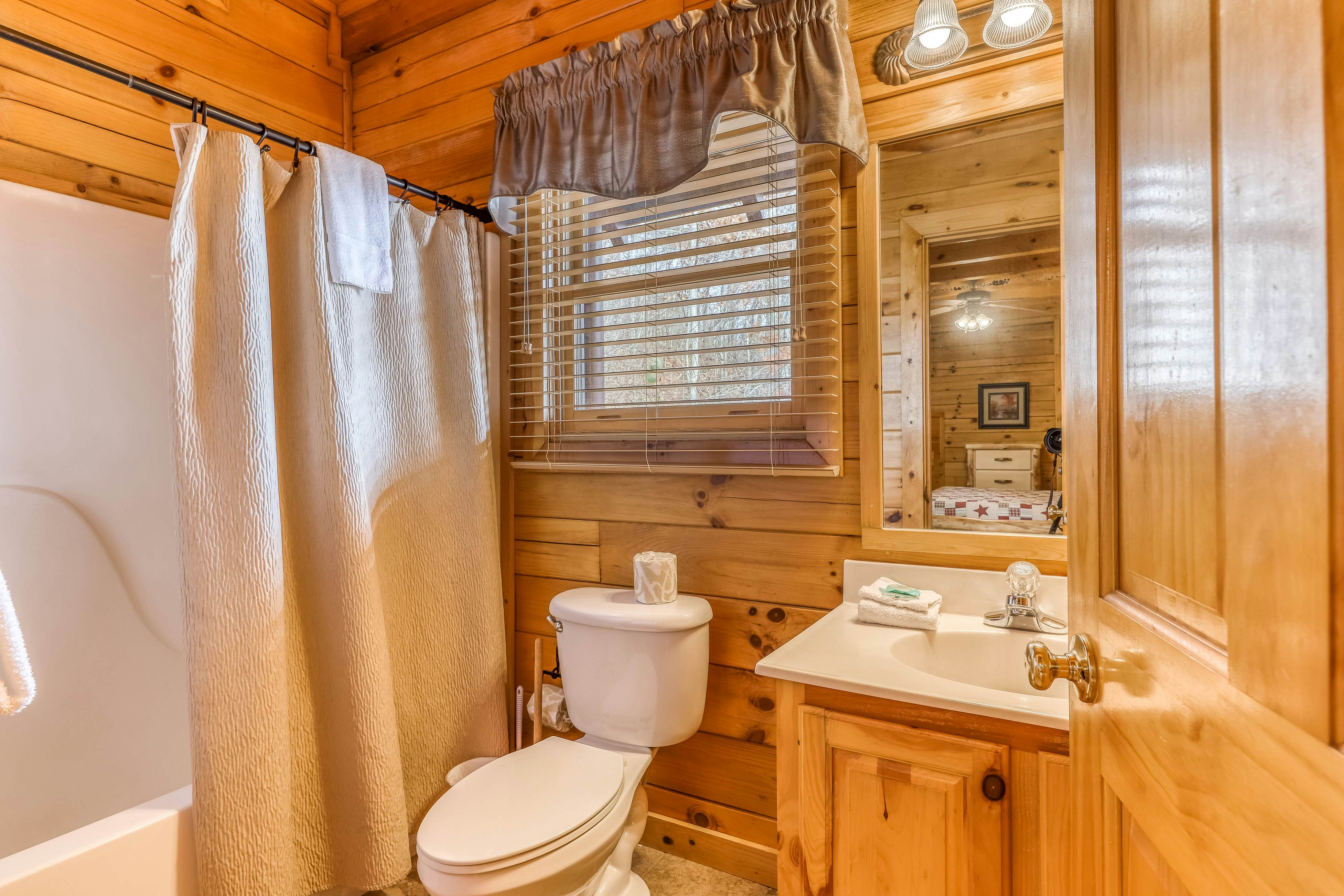 Luxury cabin w/ Free Attraction Tickets, mountain views, hot tub, & shared pool