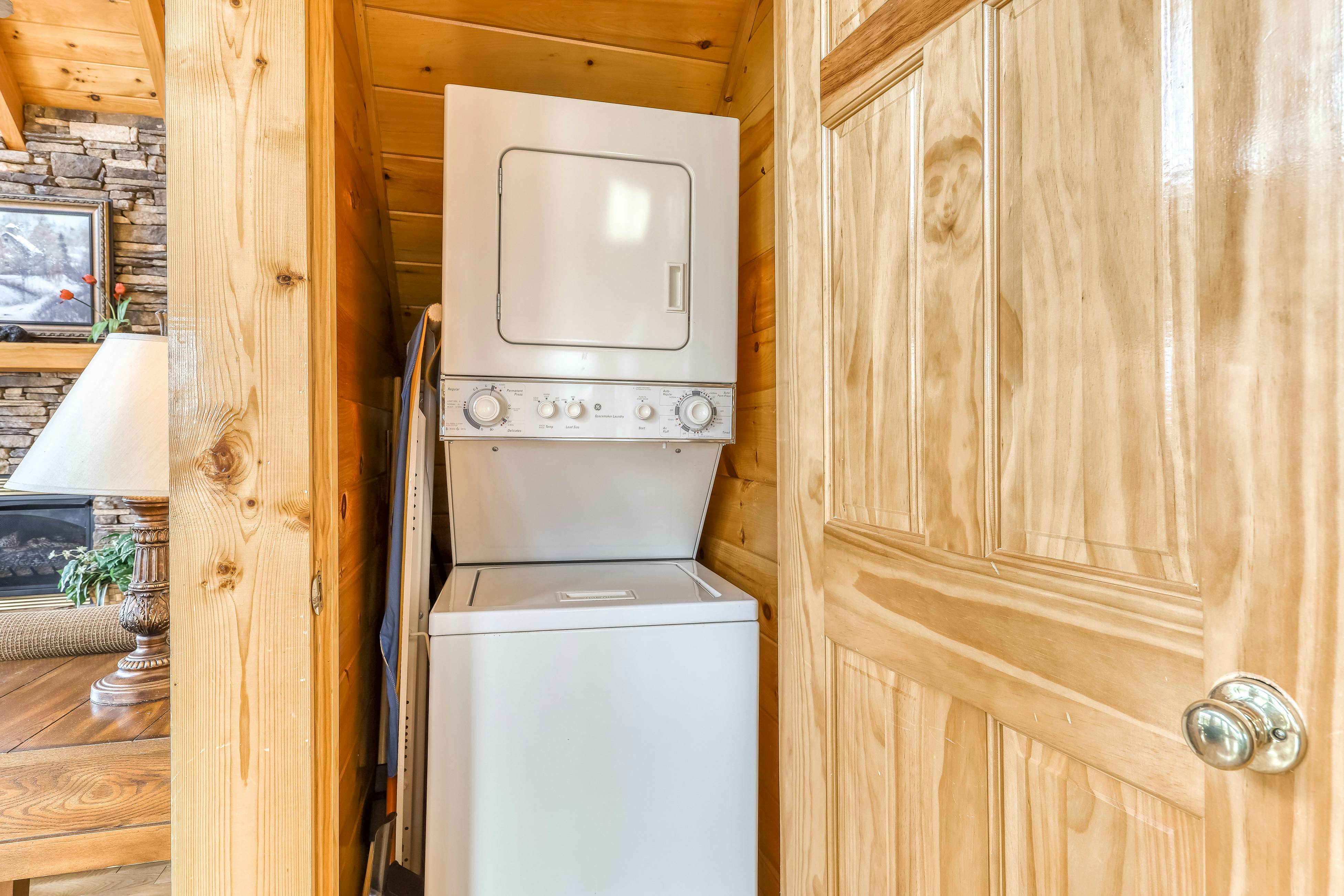 Luxury cabin w/ Free Attraction Tickets, mountain views, hot tub, & shared pool