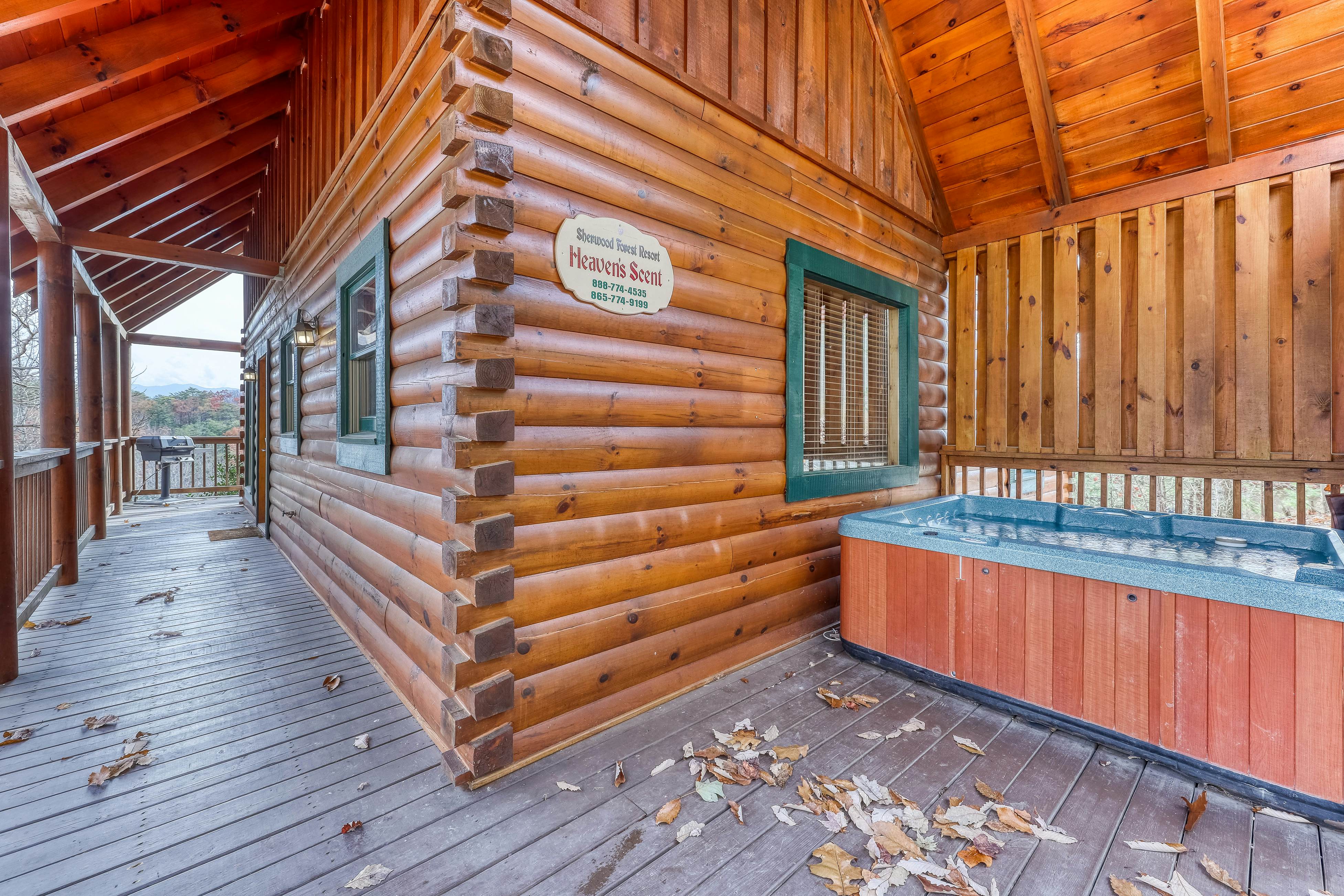 Luxury cabin w/ Free Attraction Tickets, mountain views, hot tub, & shared pool