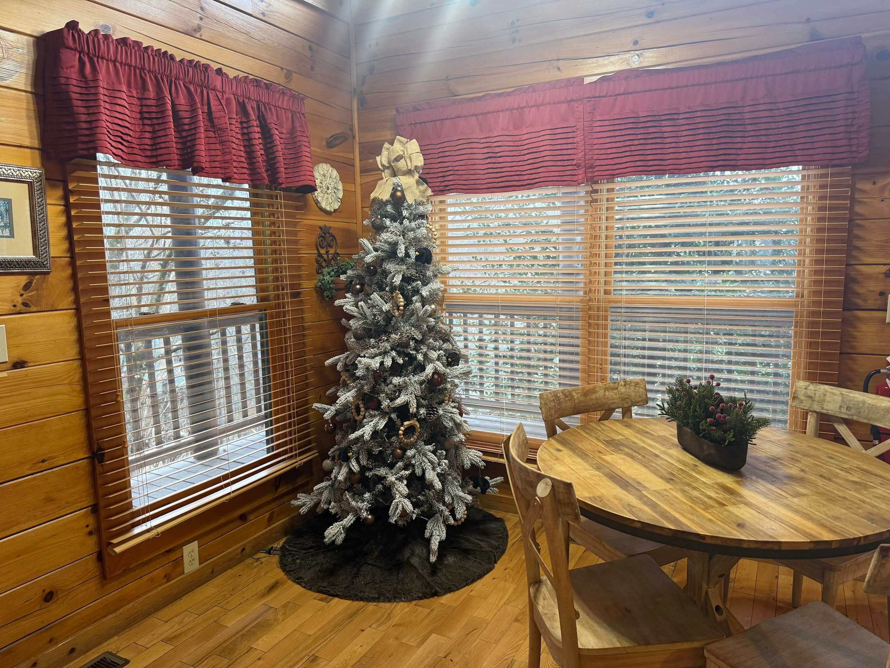 Luxury cabin w/ Free Attraction Tickets, mountain views, hot tub, & shared pool